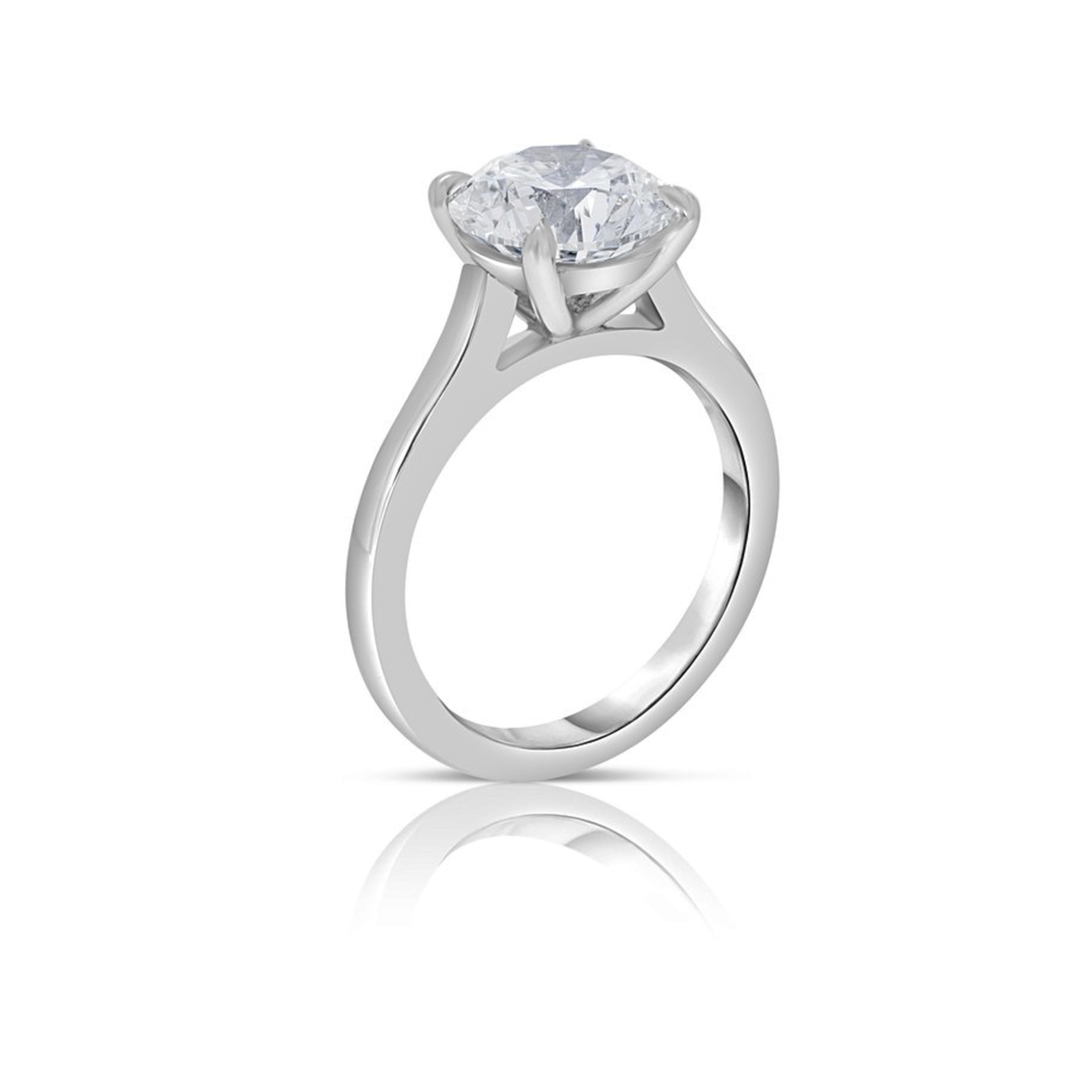 Classic Solitaire Round Brilliant cut Diamond Engagement Ring.
Centering is a GIA certified 3.19 carat, I color, SI1 clarity, set in Platinum
Finger size: 6.5 