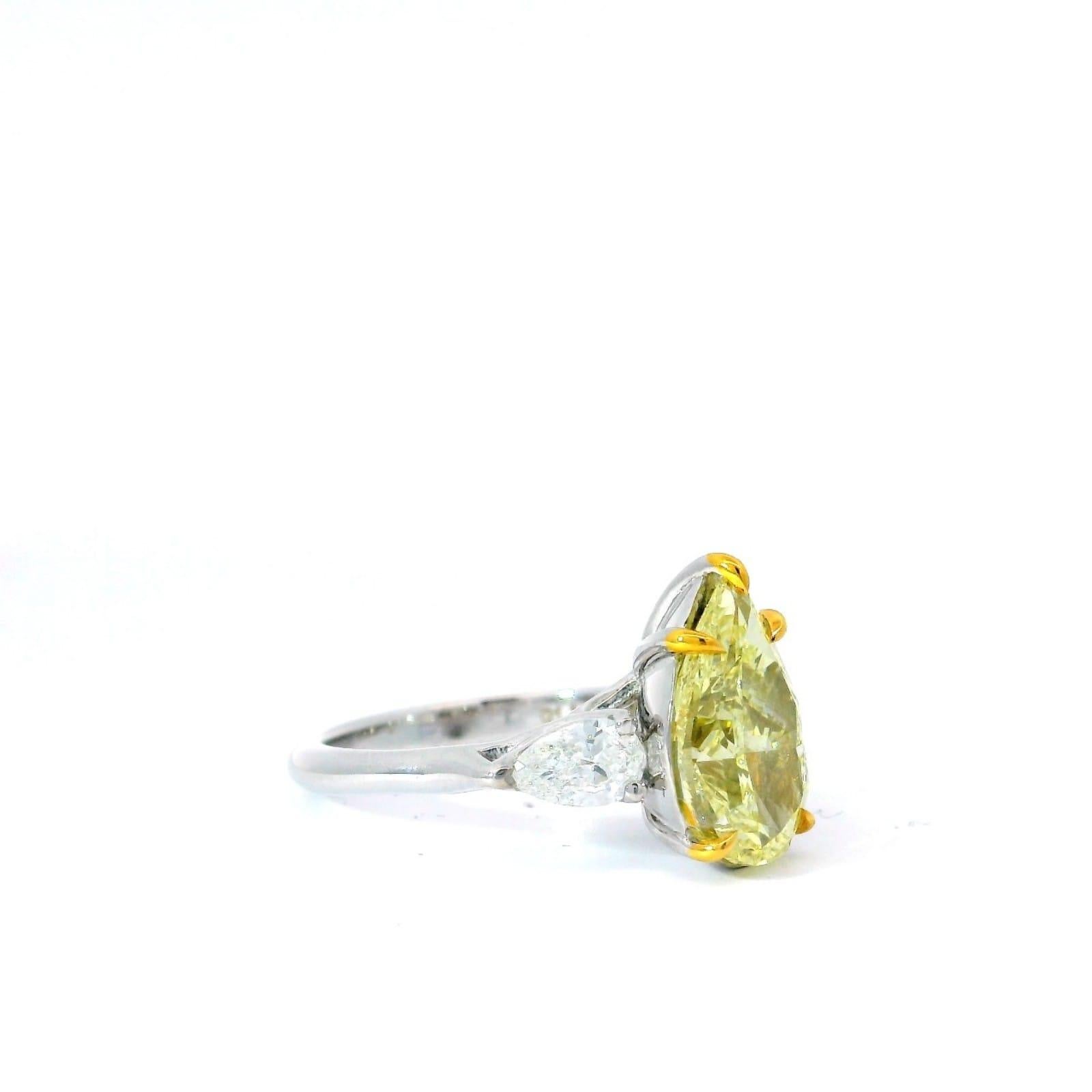  Bague en or blanc 18kt avec diamants
  
  Couleur de l'or et carat : Or blanc 18kt
  Poids : 5,604 grammes
  
  Ensemble avec...
  Type de pierre : Diamants
  Forme : Poire
  Carat : 3,19 / 0,30 / 0,30
  Couleur : Jaune clair fantaisie / F / F
 