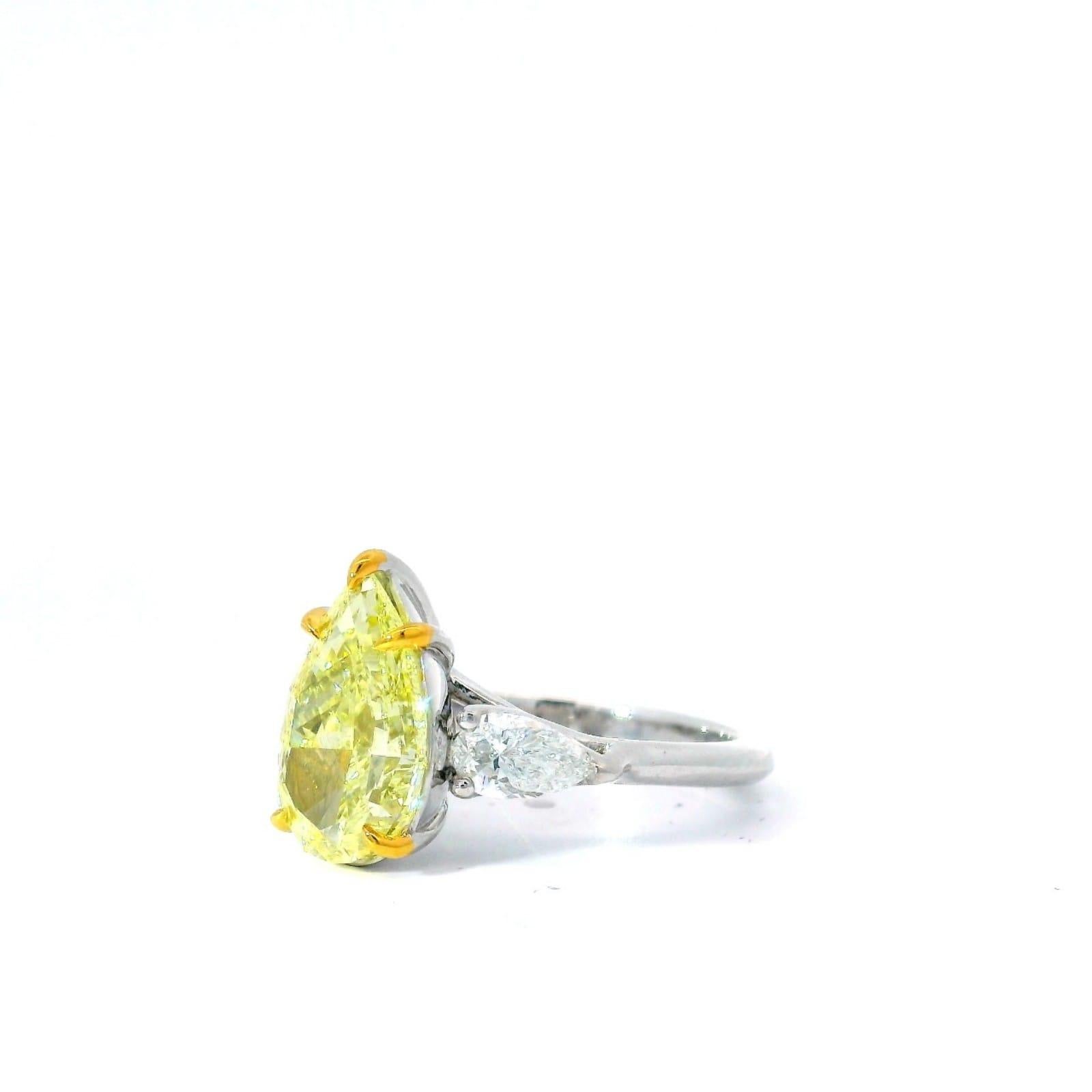 Taille poire Bague fantaisie jaune clair de 3,19 carats de pureté VS2 certifiée par le GIA en vente