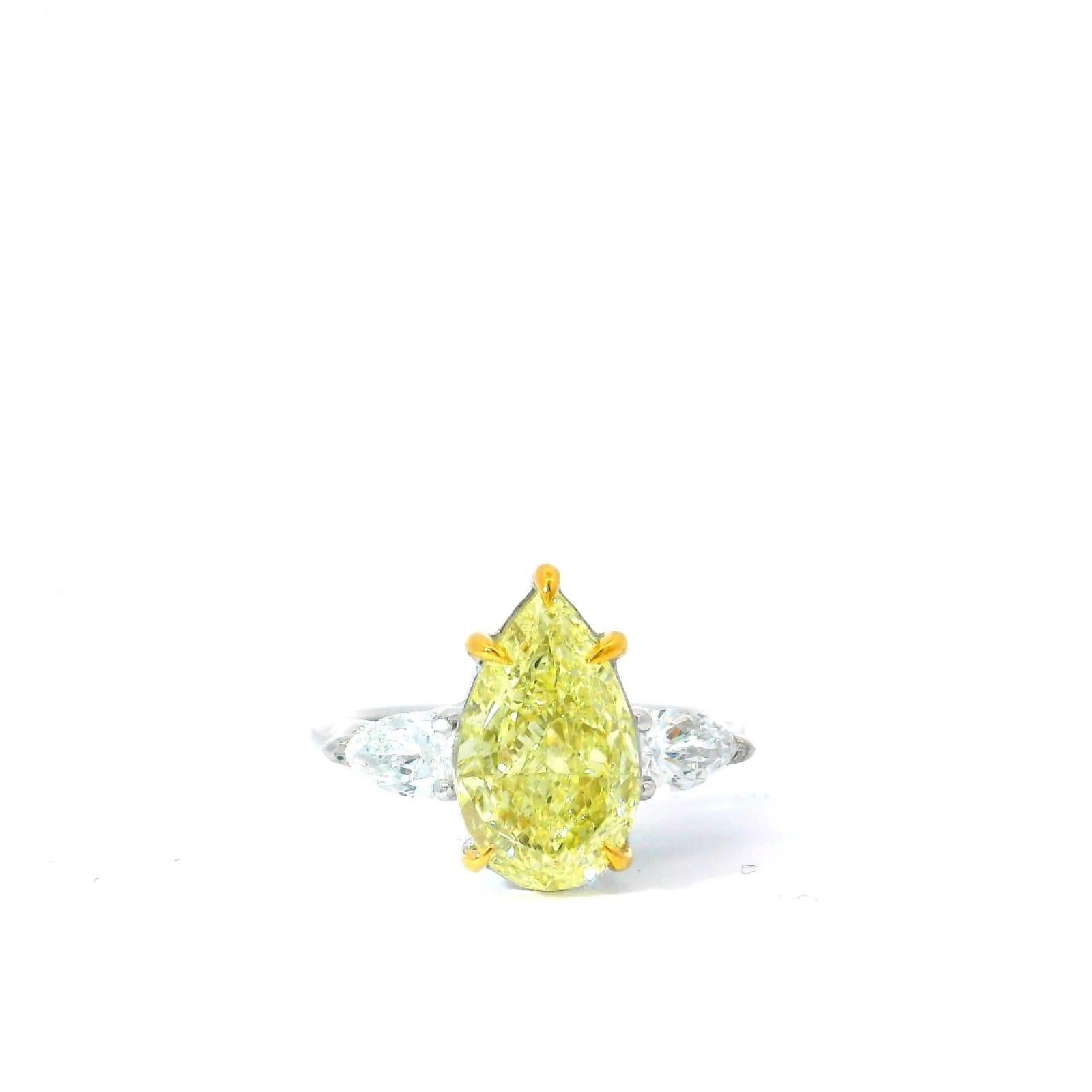 Bague fantaisie jaune clair de 3,19 carats de pureté VS2 certifiée par le GIA Neuf - En vente à บางรัก, TH