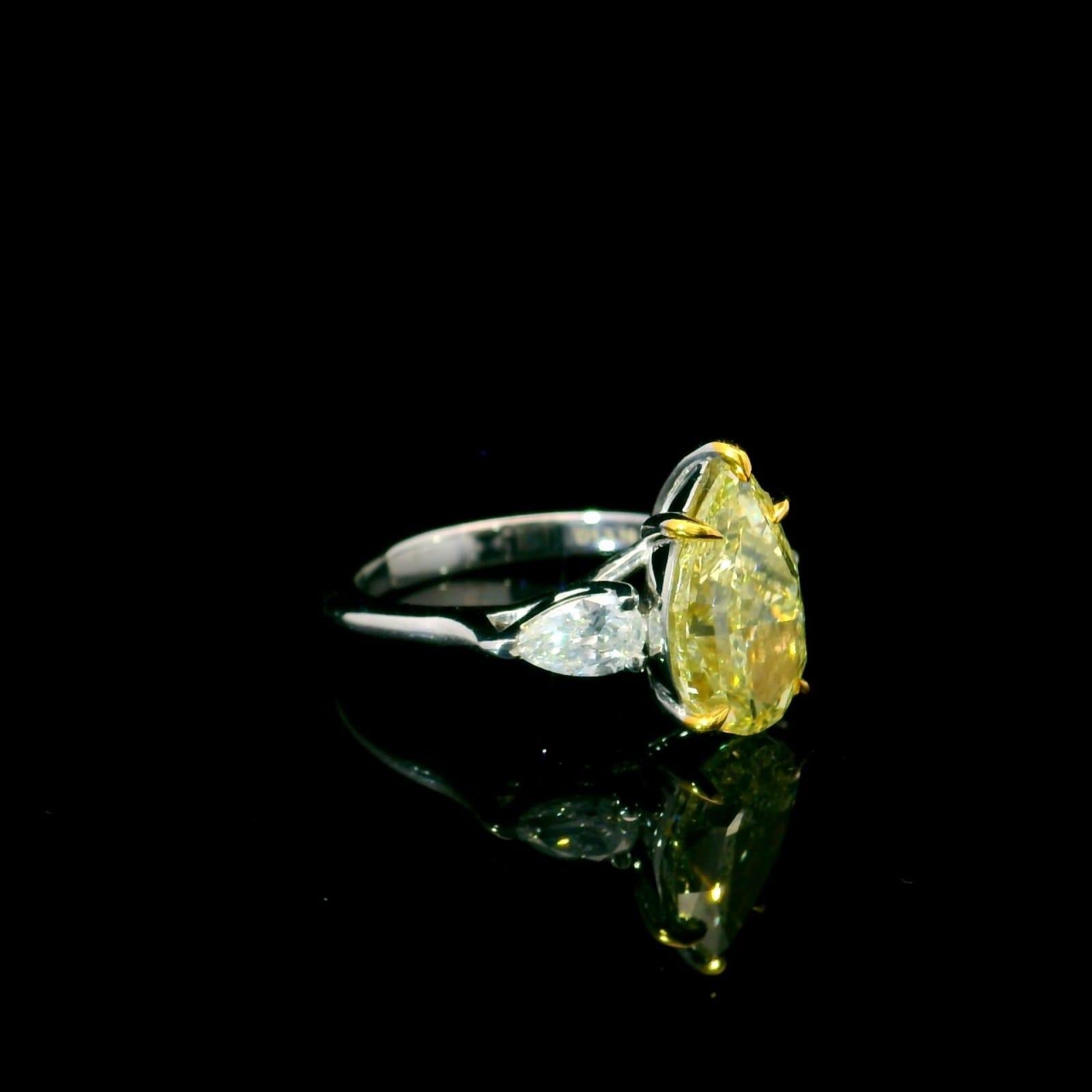 Bague fantaisie jaune clair de 3,19 carats de pureté VS2 certifiée par le GIA Unisexe en vente