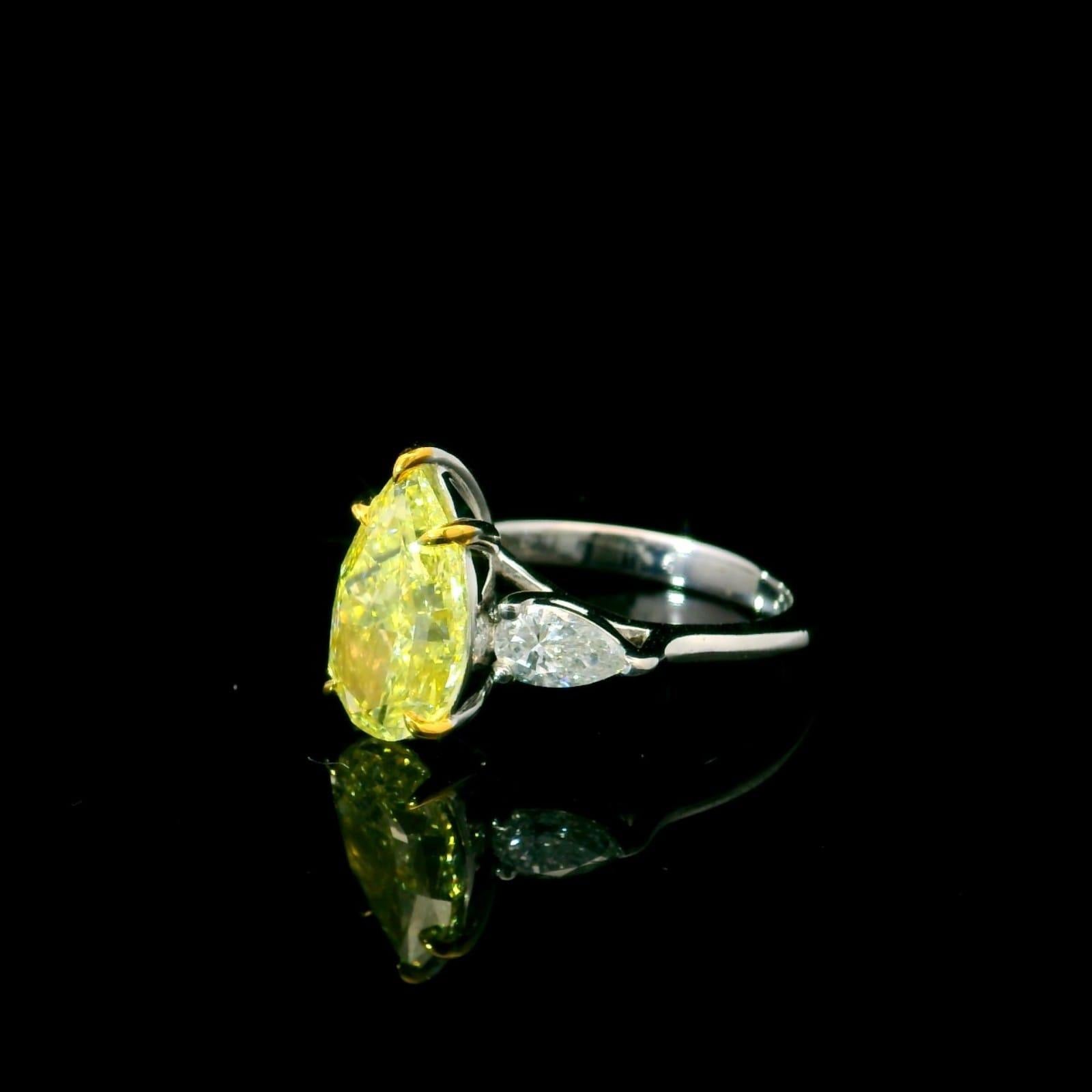 Bague fantaisie jaune clair de 3,19 carats de pureté VS2 certifiée par le GIA en vente 1