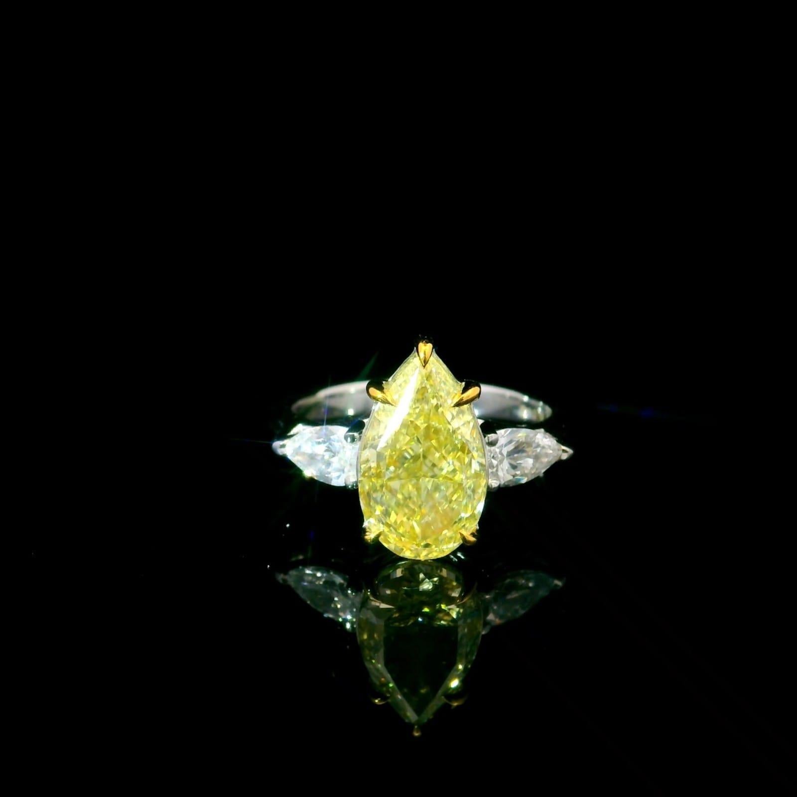 Bague fantaisie jaune clair de 3,19 carats de pureté VS2 certifiée par le GIA en vente 2