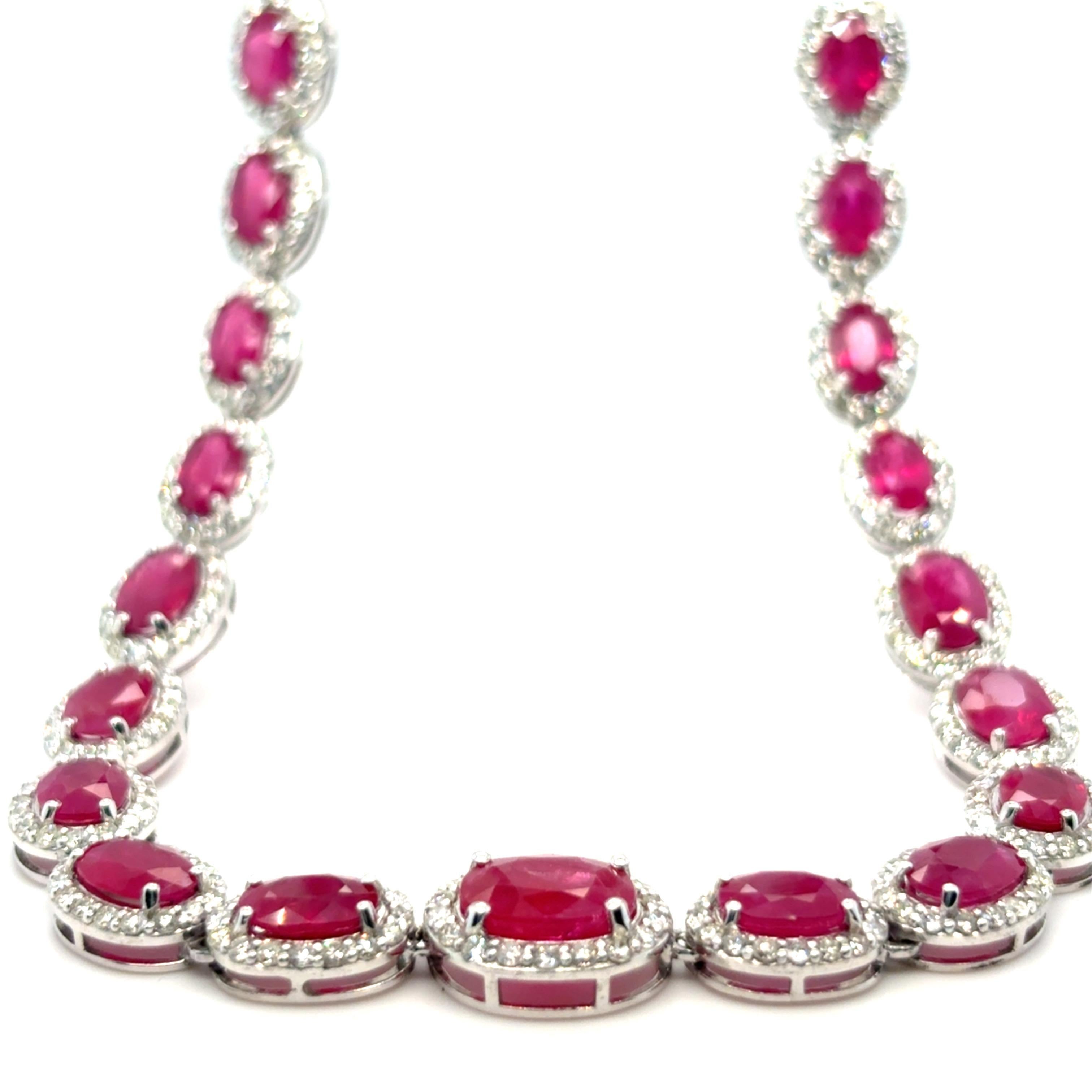 Collana in platino con rubino e diamanti da 31,94 carati certificata GIA
Questa splendida collana mette in mostra 43 vividi rubini dal taglio ovale, per un totale di 31,94 carati, ciascuno circondato da un brillante alone di diamanti. I diamanti