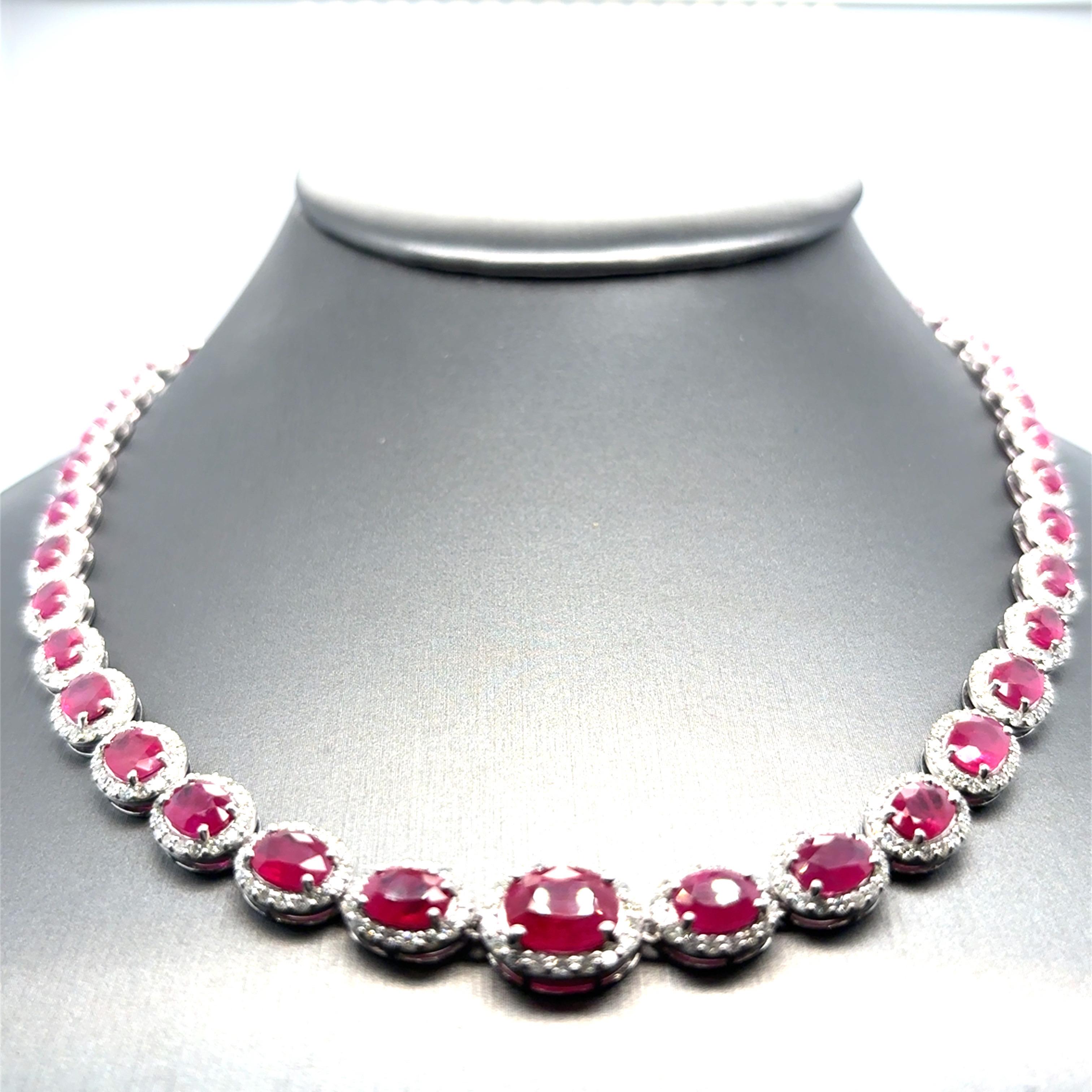 Collana in platino con diamanti e rubini birmani da 31.94 carati certificati dalla GIA in vendita 1