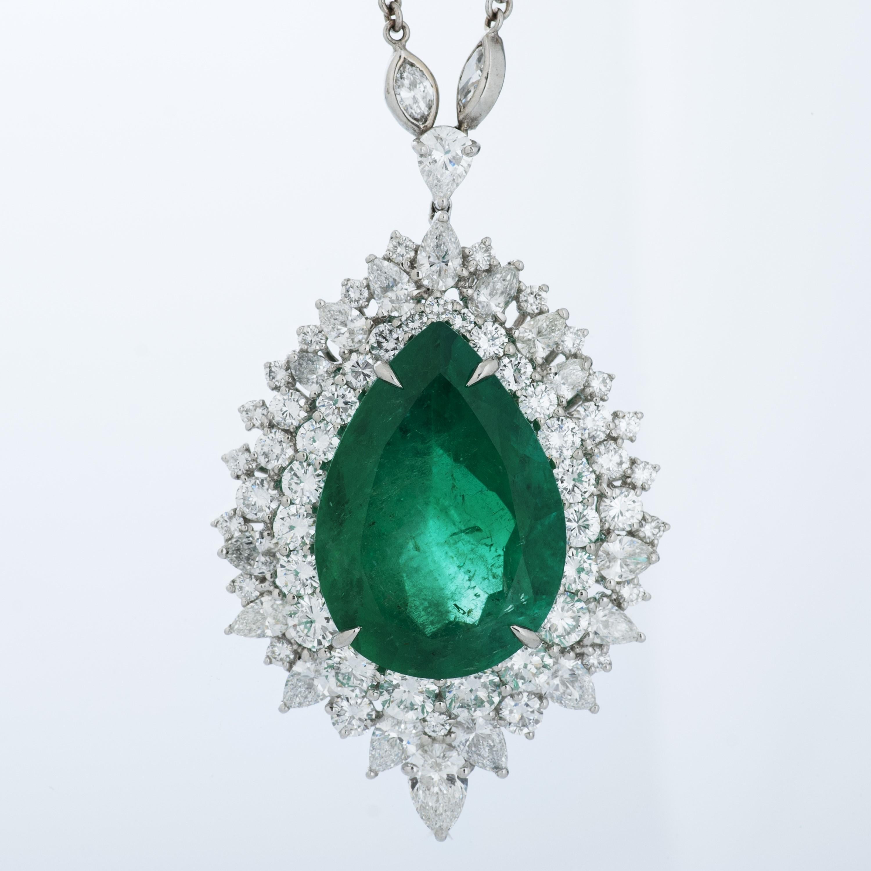 GIA-zertifizierter 31.98 Karat kolumbianischer Smaragd- und Diamant-Anhänger an Diamantkette (Tropfenschliff) im Angebot