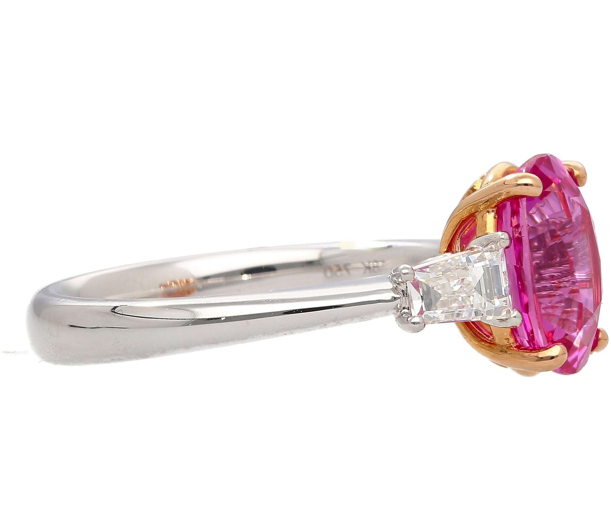 GIA-zertifizierter 3,2 Karat unbehandelter rosa Saphir Oval und Diamant-Ring mit 3 Steinen (Art déco) im Angebot