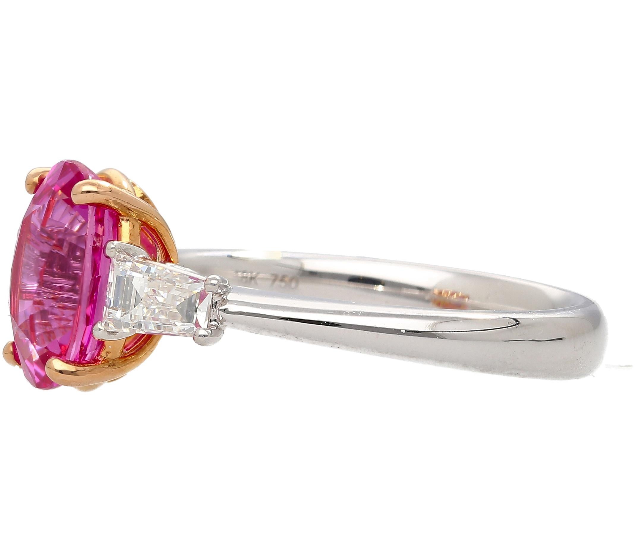 GIA-zertifizierter 3,2 Karat unbehandelter rosa Saphir Oval und Diamant-Ring mit 3 Steinen im Zustand „Neu“ im Angebot in Miami, FL
