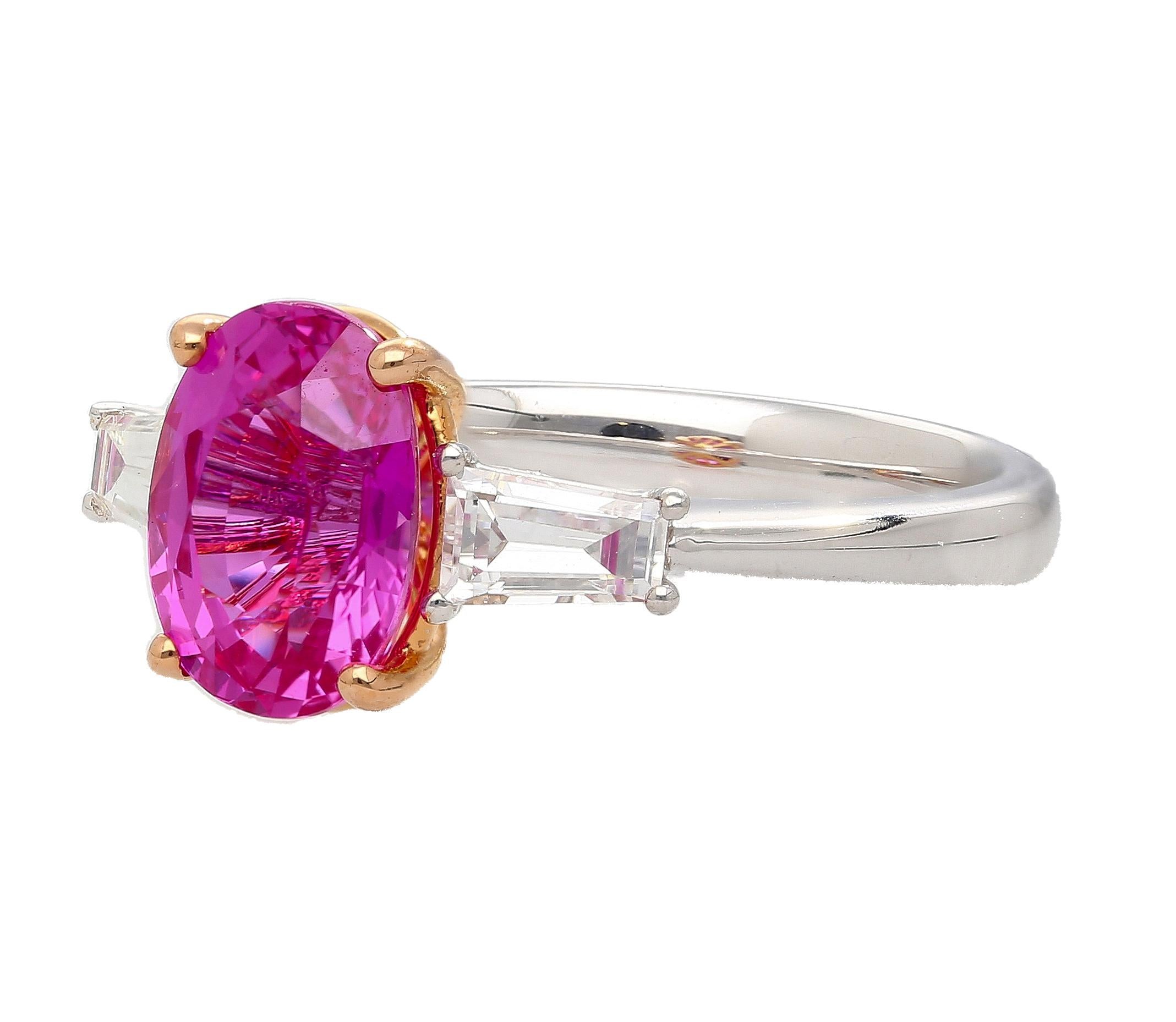 GIA-zertifizierter 3,2 Karat unbehandelter rosa Saphir Oval und Diamant-Ring mit 3 Steinen Damen im Angebot