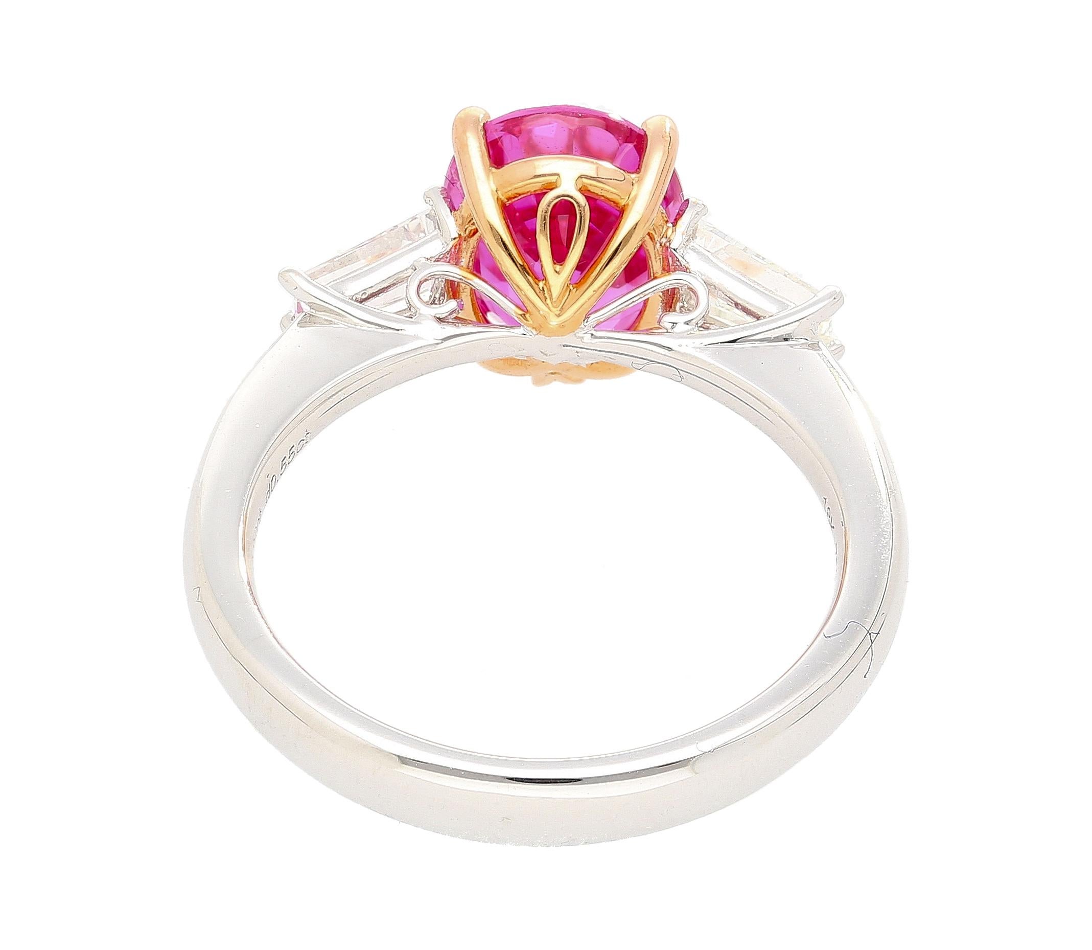 GIA-zertifizierter 3,2 Karat unbehandelter rosa Saphir Oval und Diamant-Ring mit 3 Steinen im Angebot 1