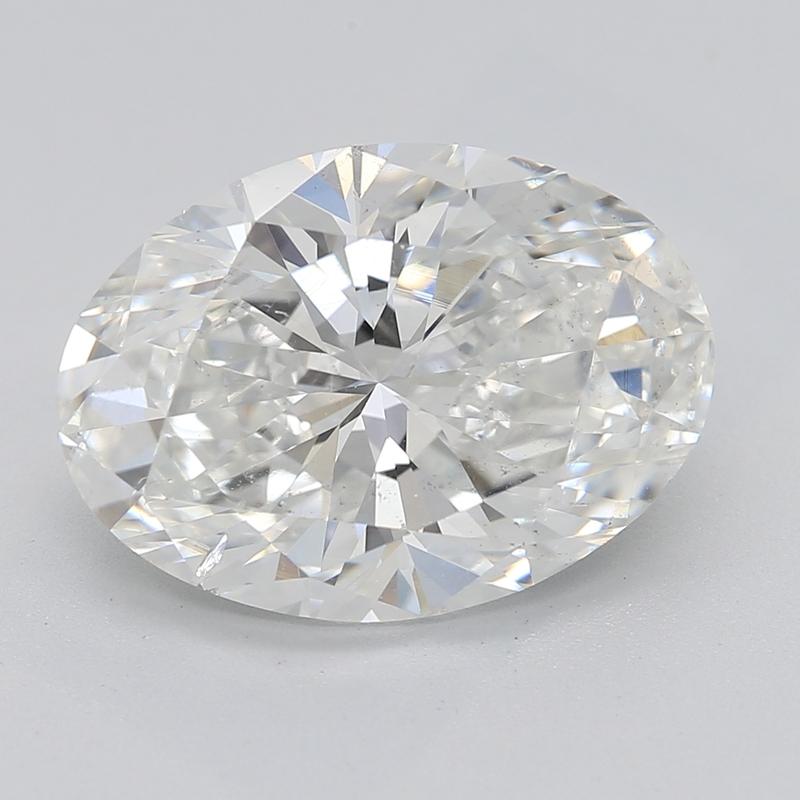 Realizzato a mano a New York, questo splendido anello con diamante presenta un magnifico centro di un diamante ovale del peso di 3,20 , che irradia una brillantezza e un fuoco eccezionali. Classificato G e SI2, questo diamante cattura l'occhio con i