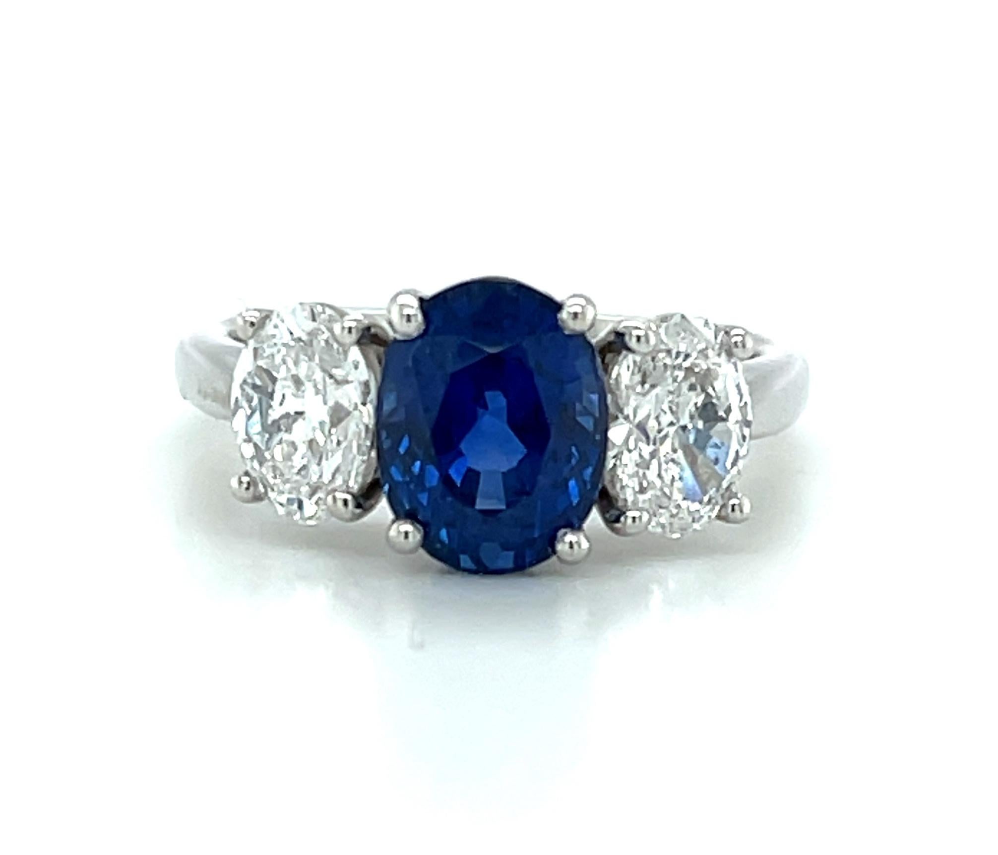 GIA-zertifizierte 3.20 Karat. Platinring mit 3 Steinen, unerhitzter blauer Saphir und Diamant  (Ovalschliff) im Angebot