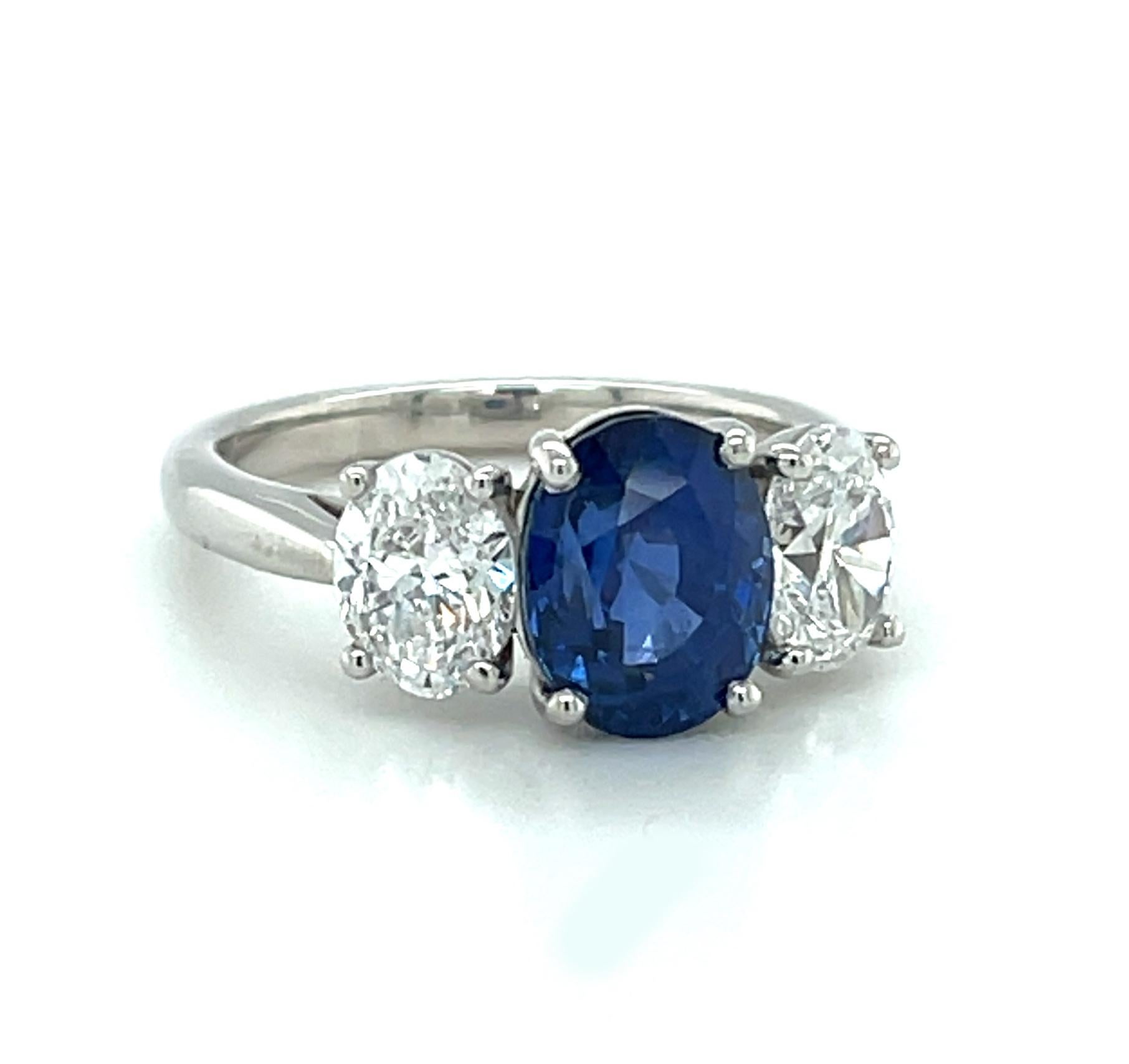 GIA Certified 3.20 Ct. Unheated Blue Sapphire and Diamond Platinum 3-Stone Ring  In New Condition For Sale In Los Angeles, CA