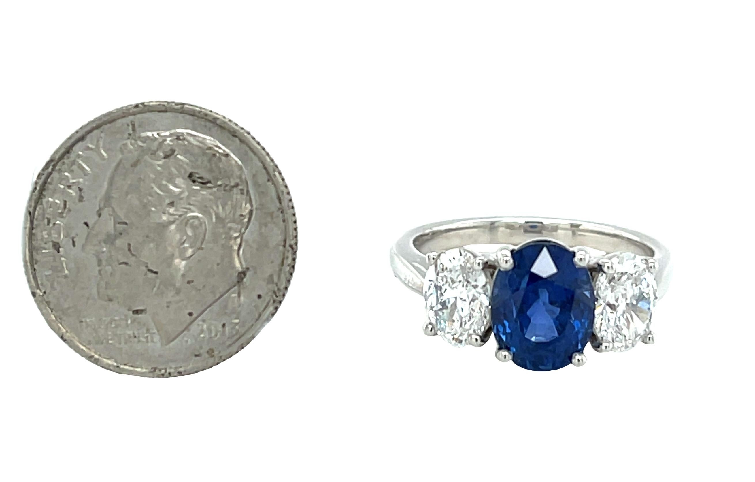 Certifié GIA, 3,20 ct. Bague 3 pierres en platine avec saphir bleu non chauffé et diamant  en vente 2