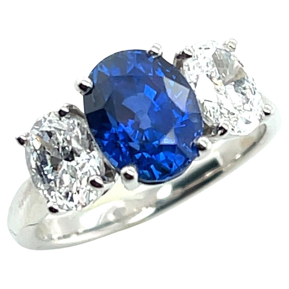 Certifié GIA, 3,20 ct. Bague 3 pierres en platine avec saphir bleu non chauffé et diamant 