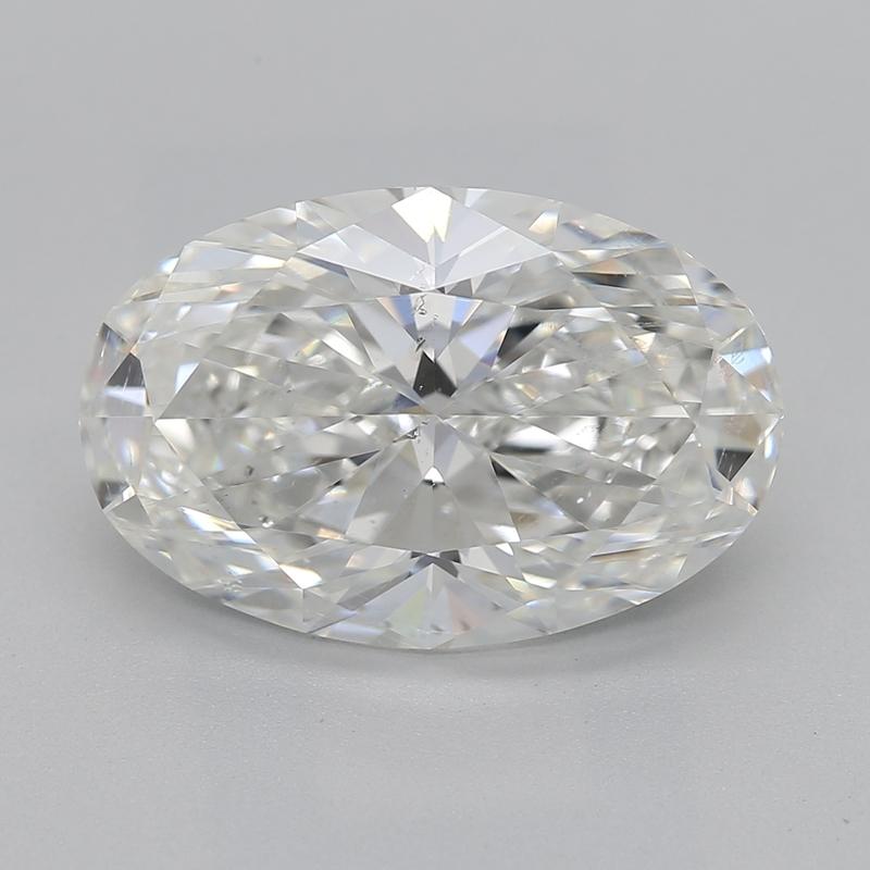 Realizzato a mano a New York, questo squisito anello con diamante presenta un centro mozzafiato con un diamante ovale di 3,21. Classificata G e SI2, questa pietra eccezionale mostra una brillantezza abbagliante che cattura la luce in modo