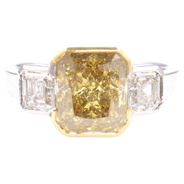 Bague en diamant certifié GIA de 3,23 carats, de couleur naturelle brun-jaune foncé.