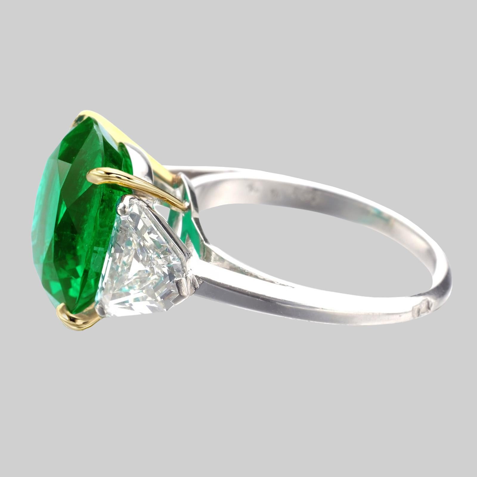Cushion Cut COLOMBIAN GIA Certified 3.25 Carat Cushion Green Emerald Trillion Diamond Ring For Sale