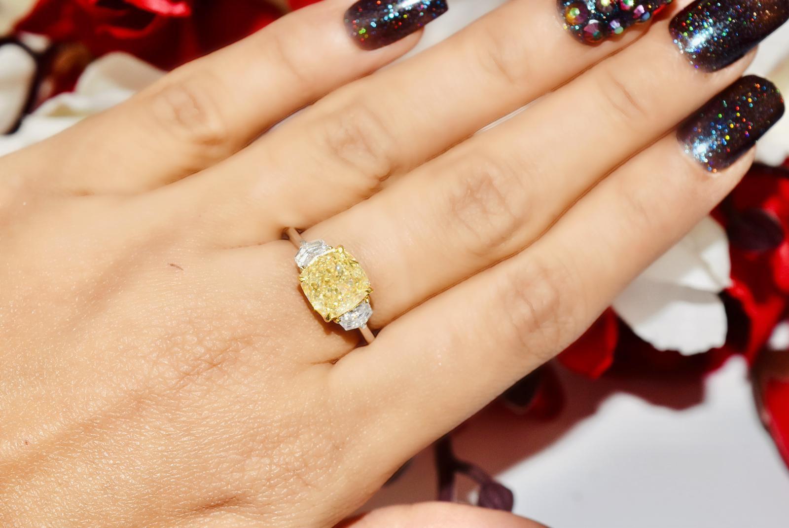 Anello in oro bianco 18 carati con diamanti
  
  Colore e caratura dell'oro: Oro bianco 18kt
  Peso: 2.96 grammi
  
  Imposta con...
  Tipo di pietra: Diamanti
  Forma: Cuscino
  Carati: 3,25 ct
  Colore: V.I.I.
  Chiarezza: VS1
  
  Pietre