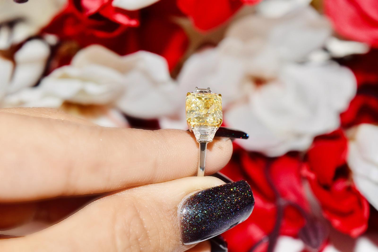 Taglio cuscino Anello con diamante certificato GIA da 3,25 carati con colore U-V e chiarezza VS1 in vendita