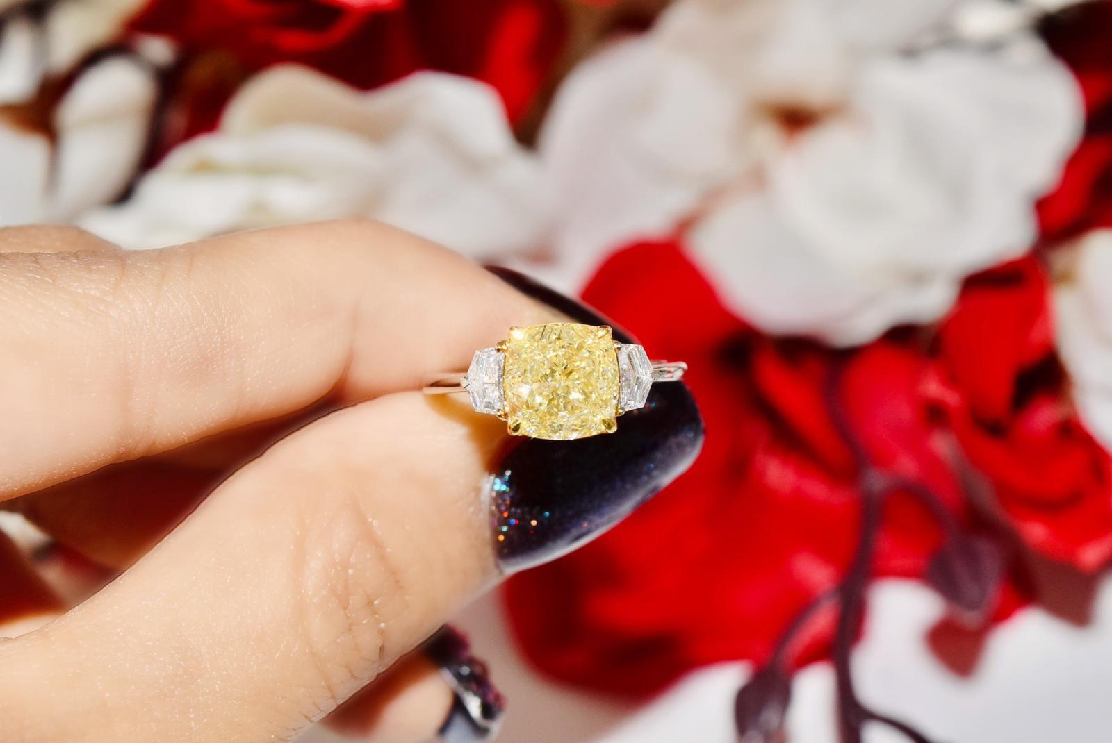 Anello con diamante certificato GIA da 3,25 carati con colore U-V e chiarezza VS1 In condizioni Nuovo in vendita a บางรัก, TH
