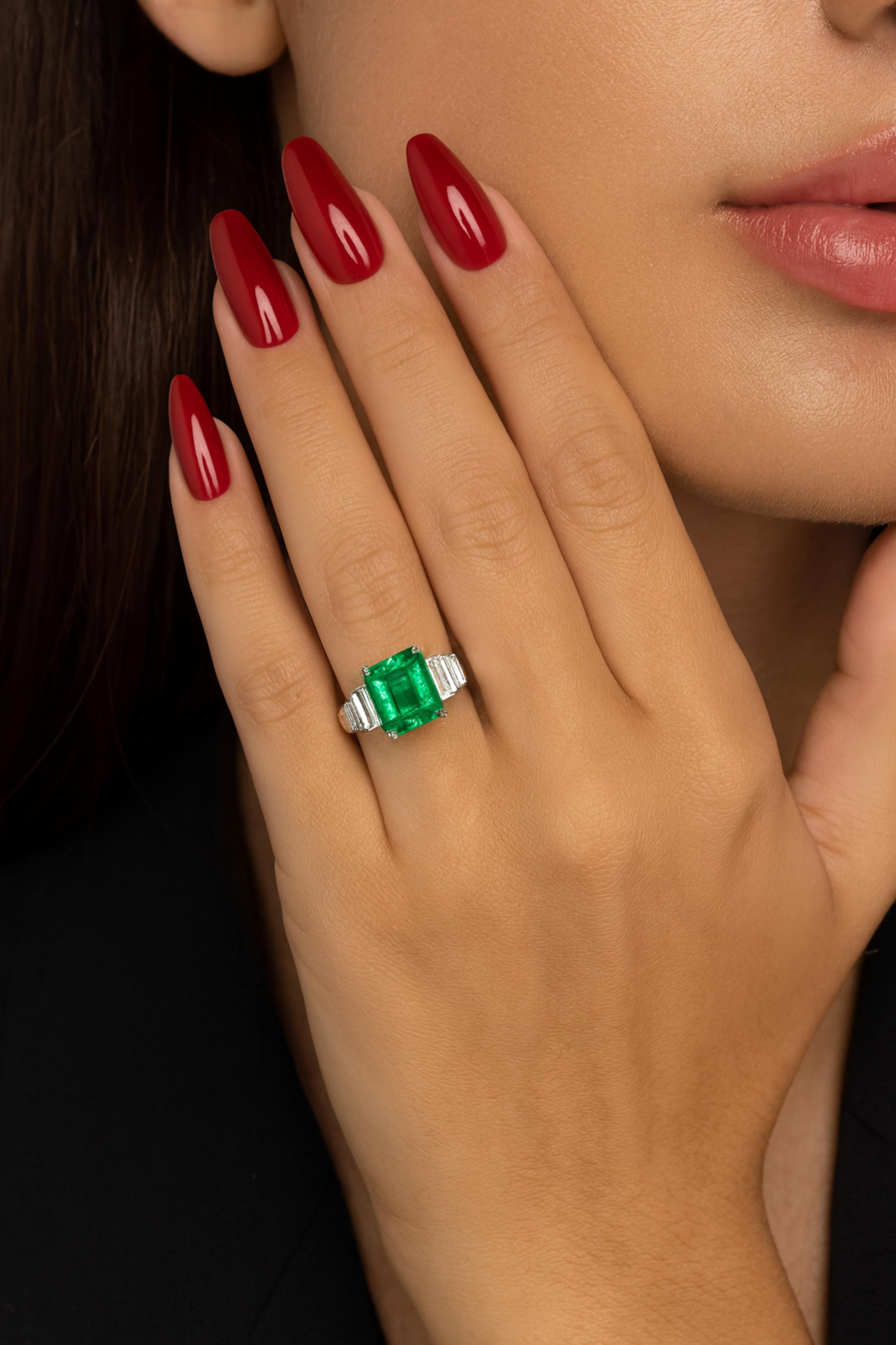 GIA Certified 3.27 Carat Colombian Emerald & Diamond Platinum Five-Stone Ring (bague à cinq pierres en platine certifiée GIA)

D'une élégance intemporelle, cette exceptionnelle bague à cinq pierres est réalisée de main de maître en platine et met en