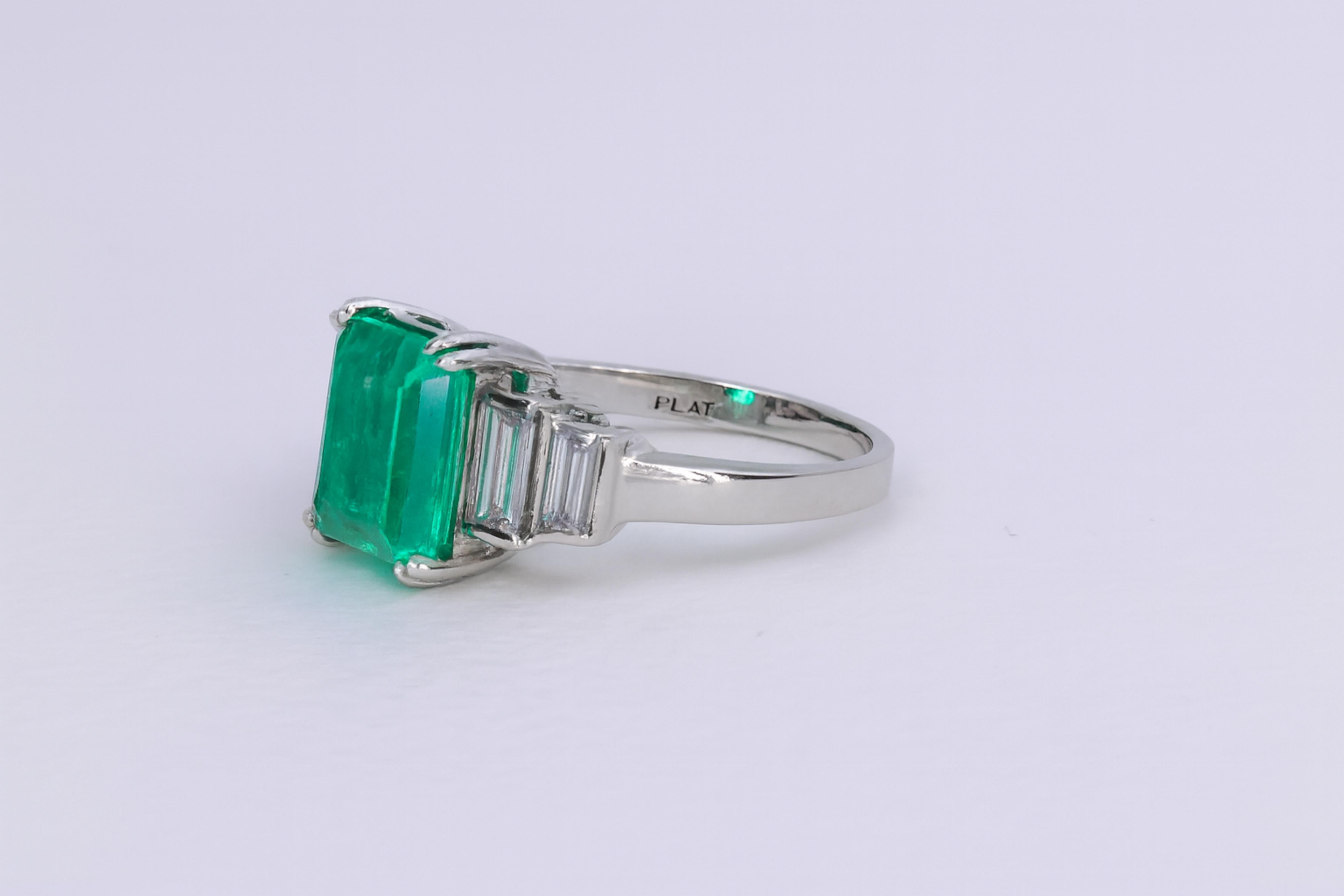 Contemporain GIA Certified 3.27 Carat Colombian Emerald & Diamond Platinum Five-Stone Ring (bague à cinq pierres en platine certifiée GIA) en vente