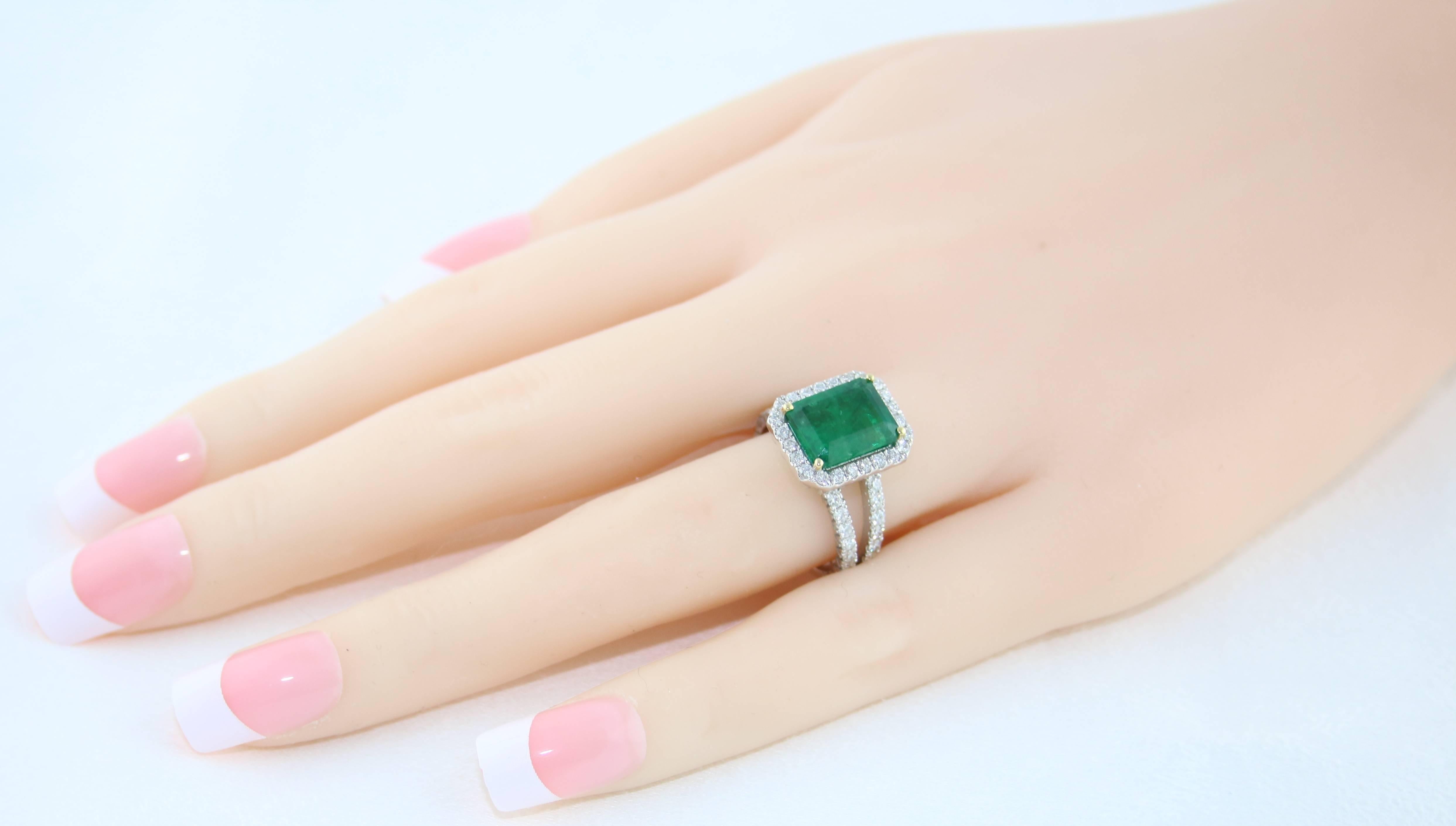 GIA Certified 3.27 Carat Emerald and Diamond Gold Ring In Excellent Condition In New York, NY