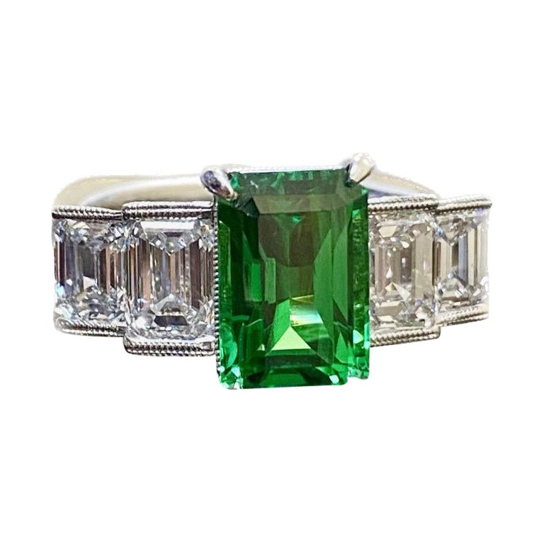 Anello di fidanzamento con granato tsavorite a taglio radiante allungato certificato GIA da 3,28 carati in vendita