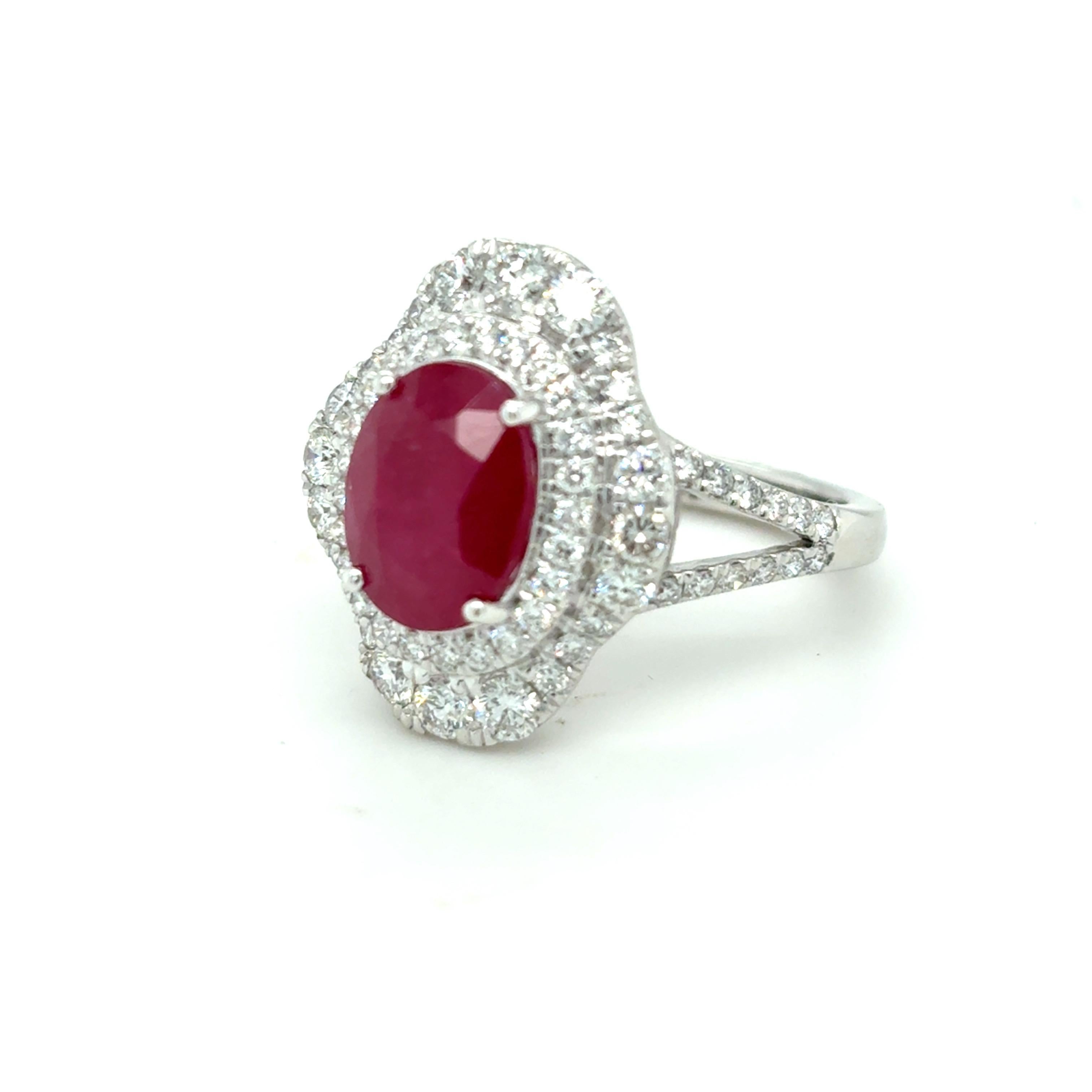 Anello di fidanzamento con rubino birmano taglio ovale certificato GIA da 3,28 carati in vendita 4