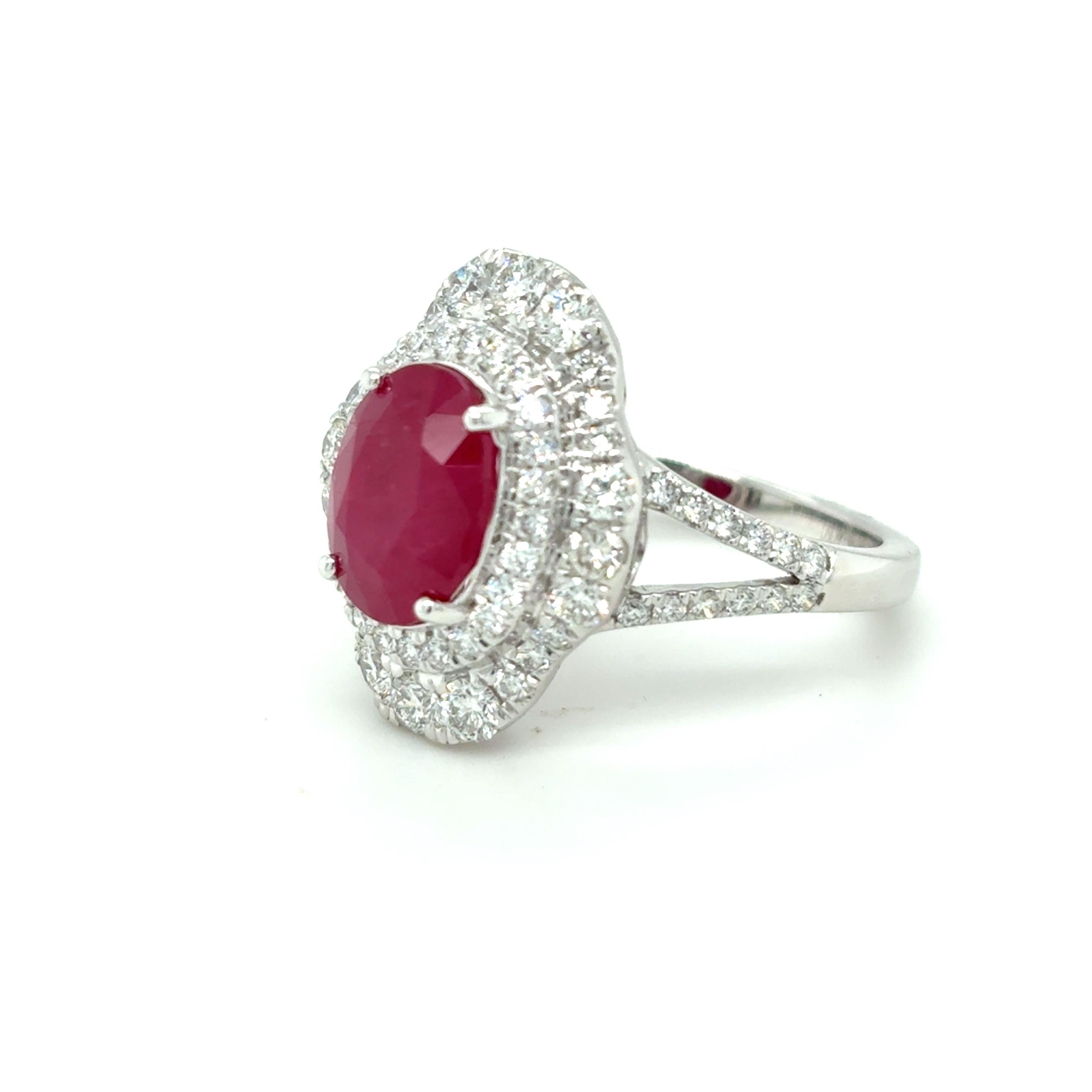 Anello di fidanzamento con rubino birmano taglio ovale certificato GIA da 3,28 carati in vendita 5