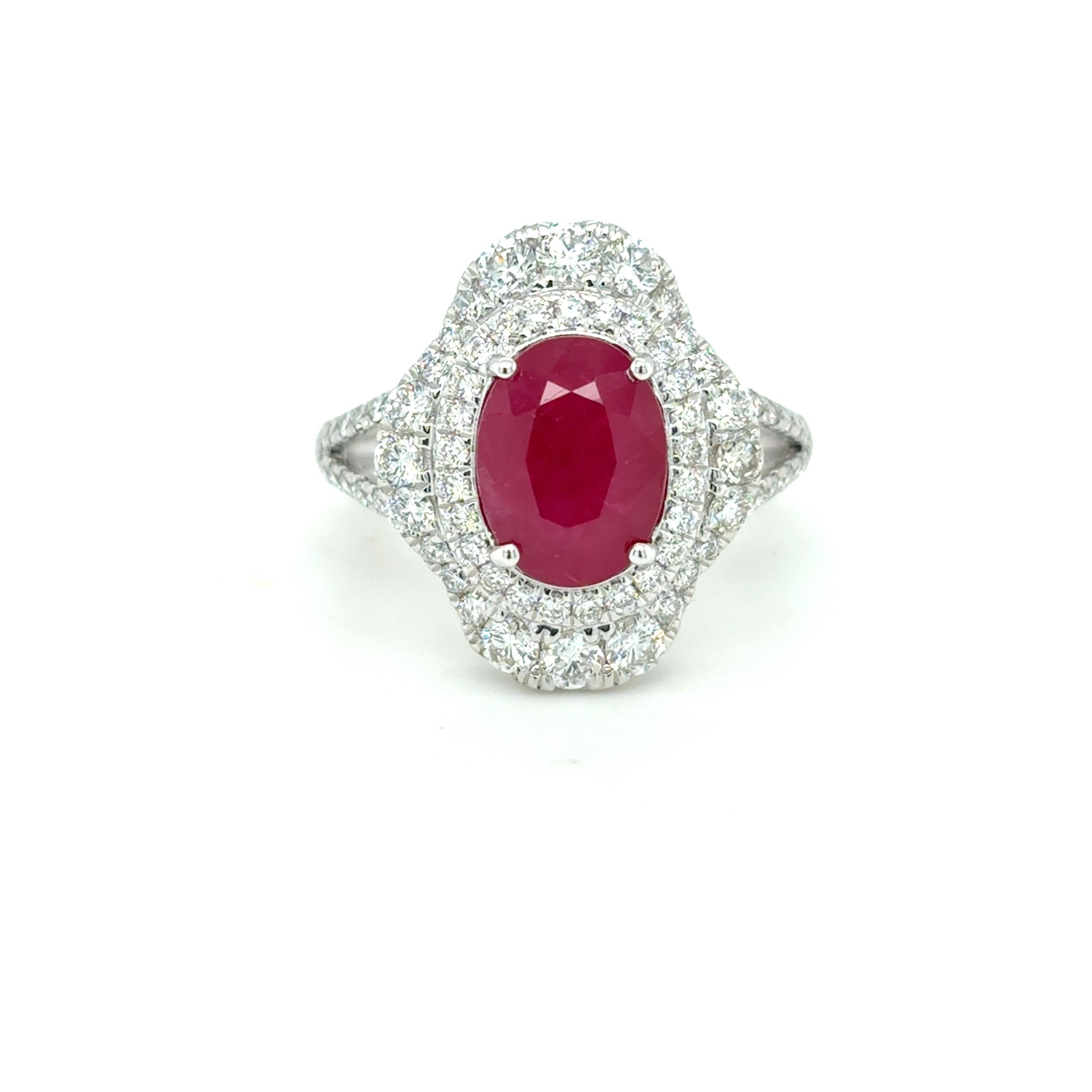 Anello con rubino birmano taglio ovale da 3,28 carati certificato GIA, incorniciato da 1,08 carati di diamanti bianchi brillanti. Sapientemente realizzato in platino con dettagli raffinati, questo anello misura 6,75 ed è ridimensionabile. Un