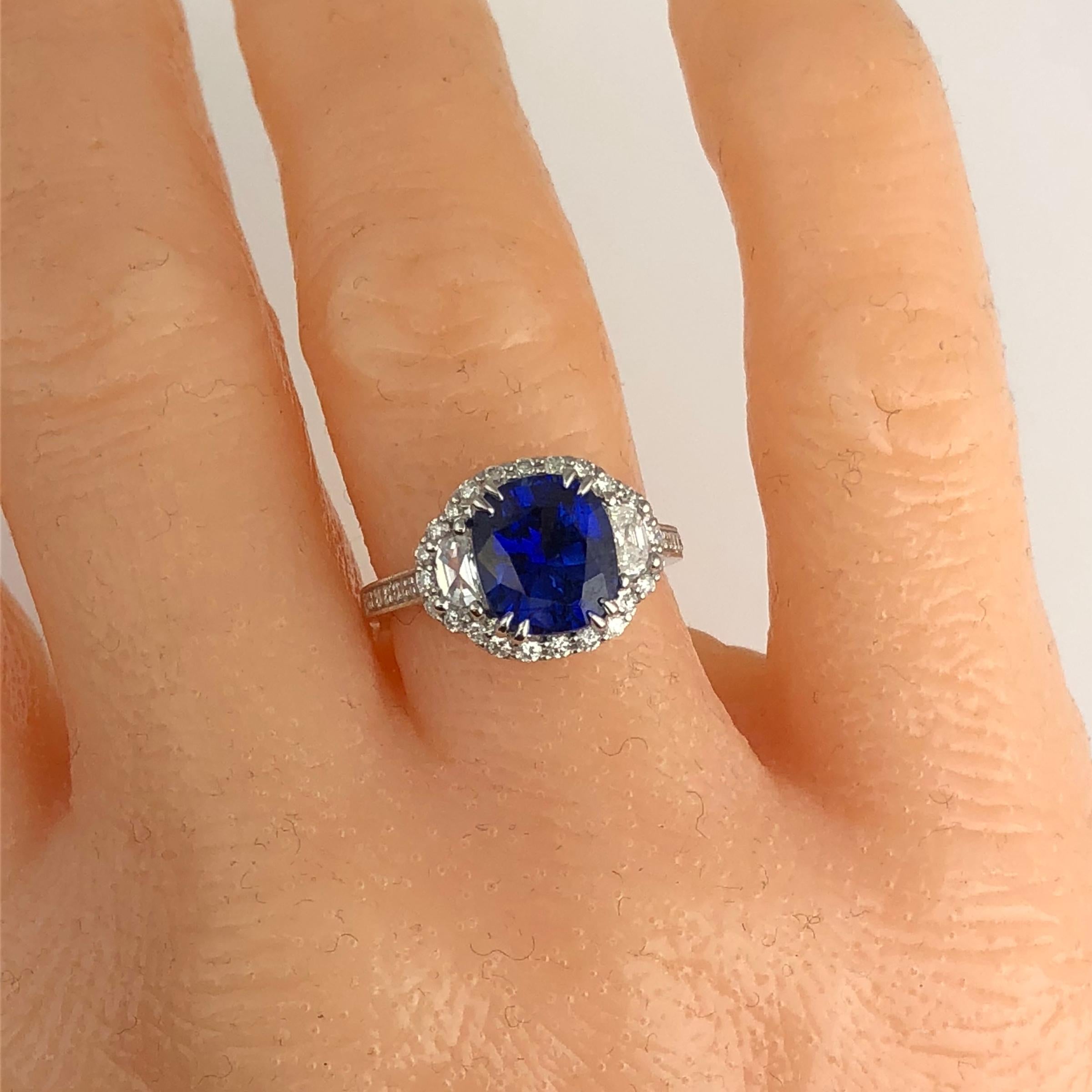 GIA Certified 3.28 Ct Vivid Blue Cushion Cut Ceylon Sapphire Ring in 18k ref544 In New Condition For Sale In New York, NY