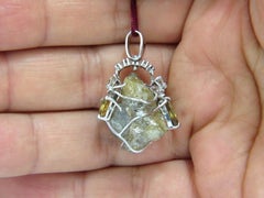 Pendentif en diamant brut de 32,88 carats certifié par le GIA, 14 carats de saphirs jaunes et rares