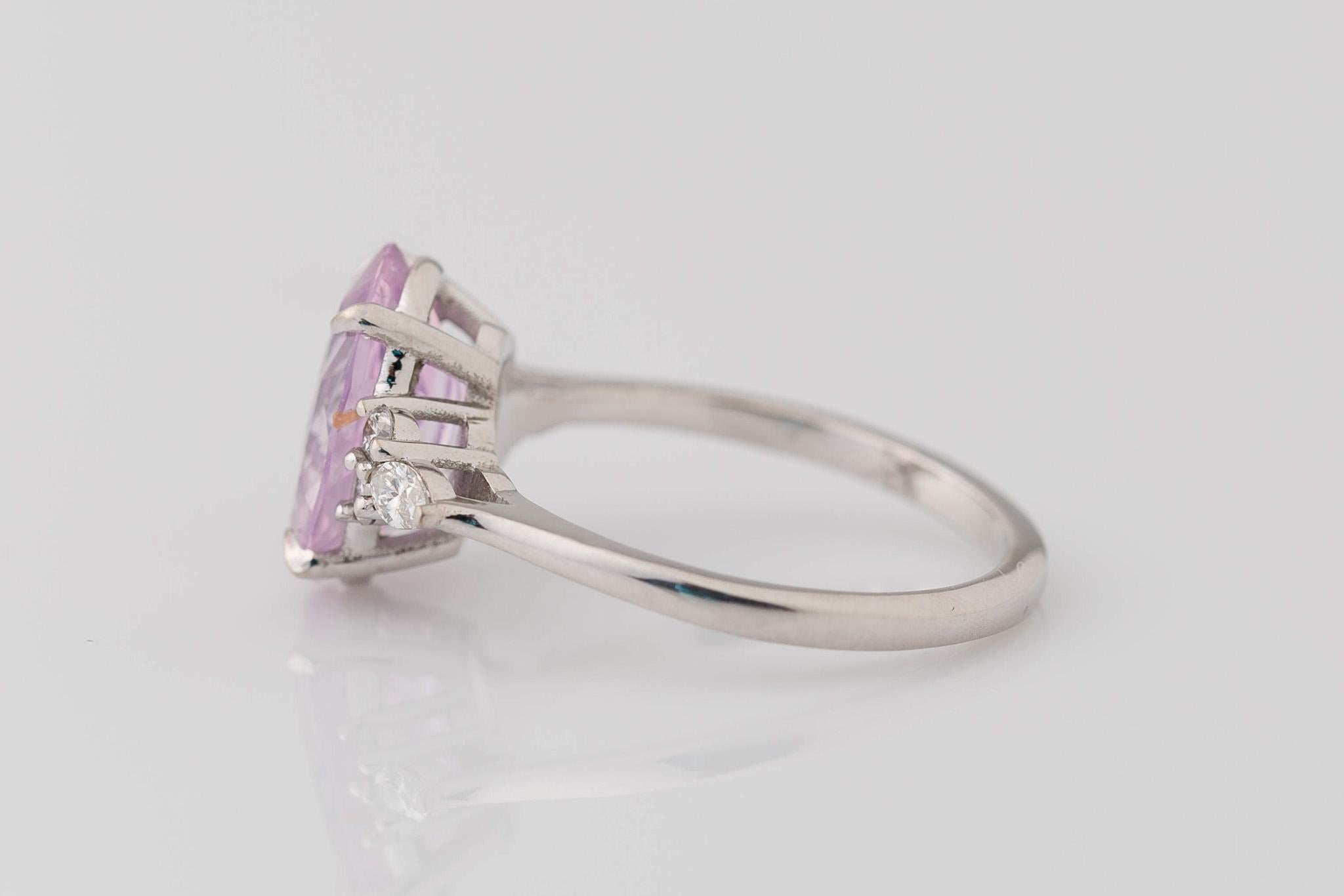Verlobungsring mit GIA-zertifiziertem 3,29 Karat natürlichem ovalem rosa Saphir und Diamant (Ovalschliff) im Angebot