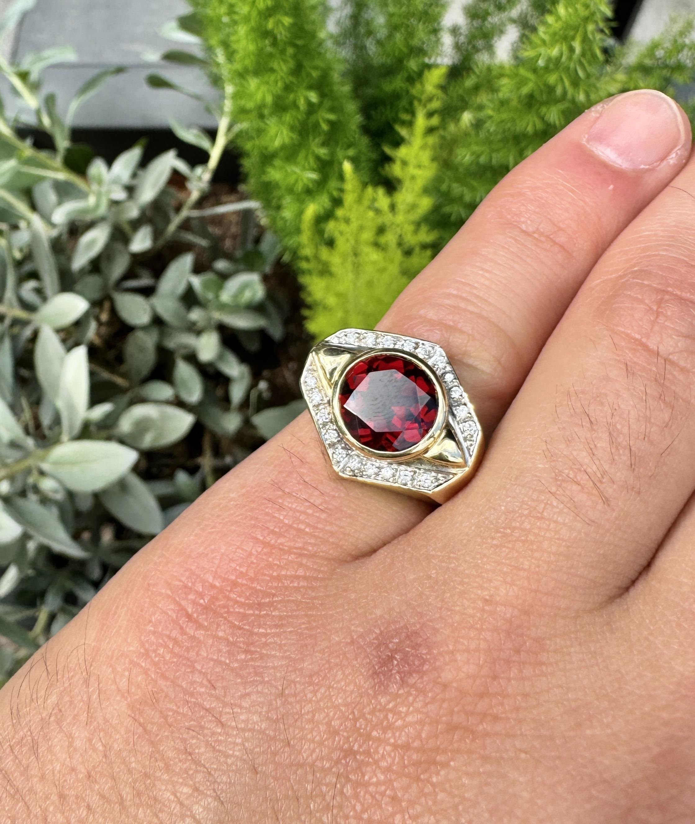 Brilliant Cut GIA Certified 3.3 Carat Garnet Bezel Set With Diamonds In 14k Gold Men's Ring For Sale