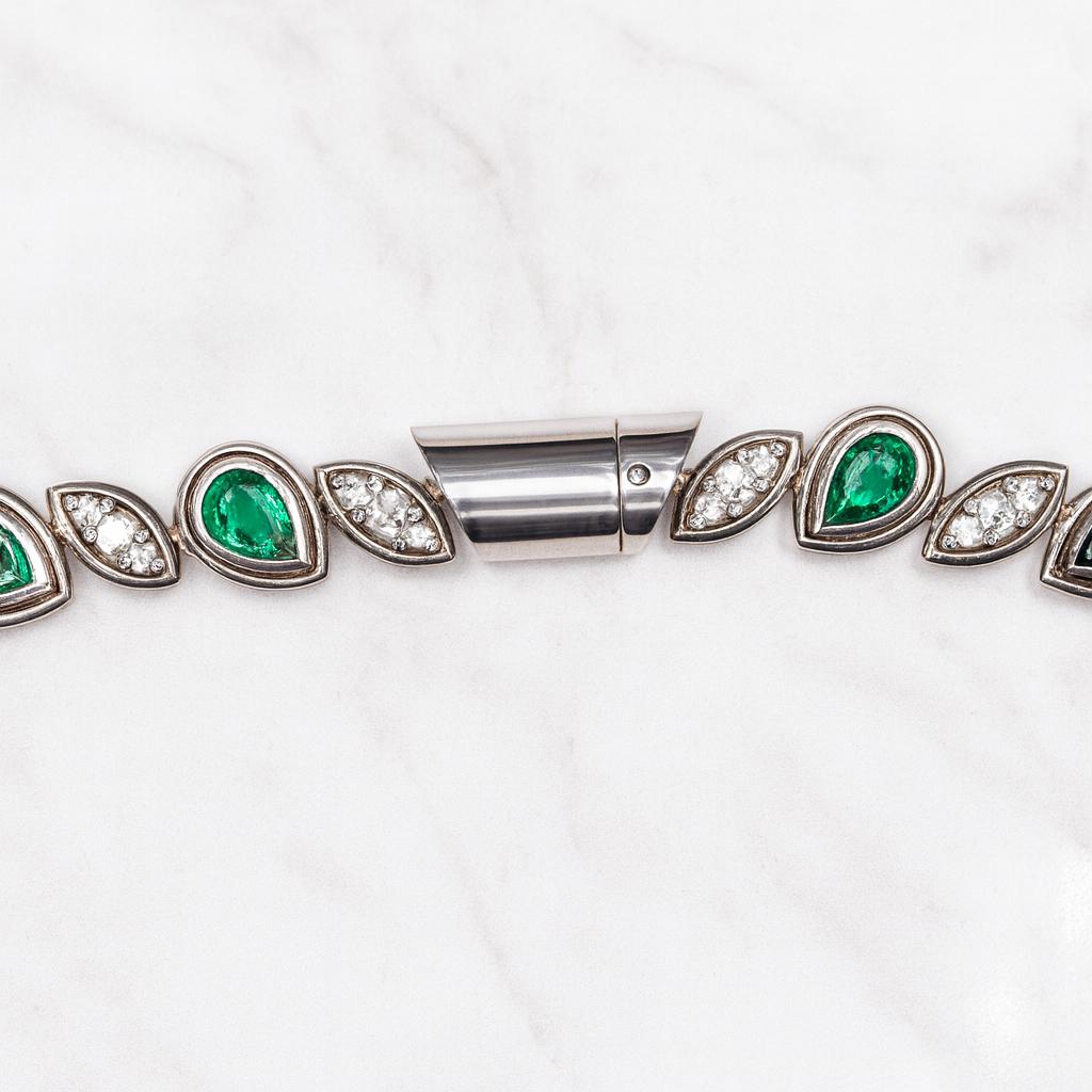 Collana con diamanti smeraldo a forma di cuore 18k certificata GIA 33 carati In condizioni Nuovo in vendita a Chicago, IL