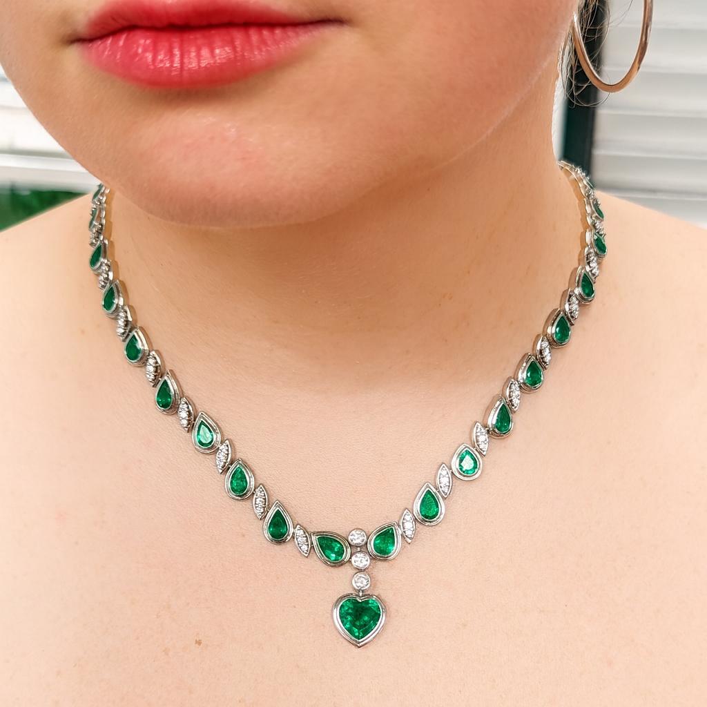 Donna Collana con diamanti smeraldo a forma di cuore 18k certificata GIA 33 carati in vendita