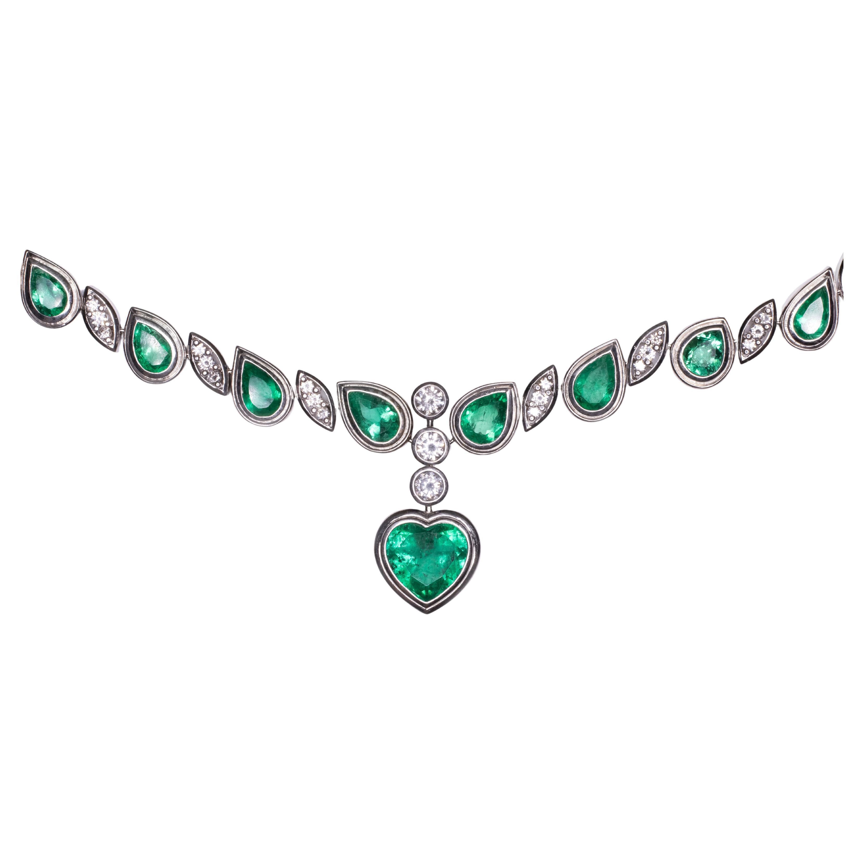 Collana con diamanti smeraldo a forma di cuore 18k certificata GIA 33 carati In condizioni Nuovo in vendita a Chicago, IL