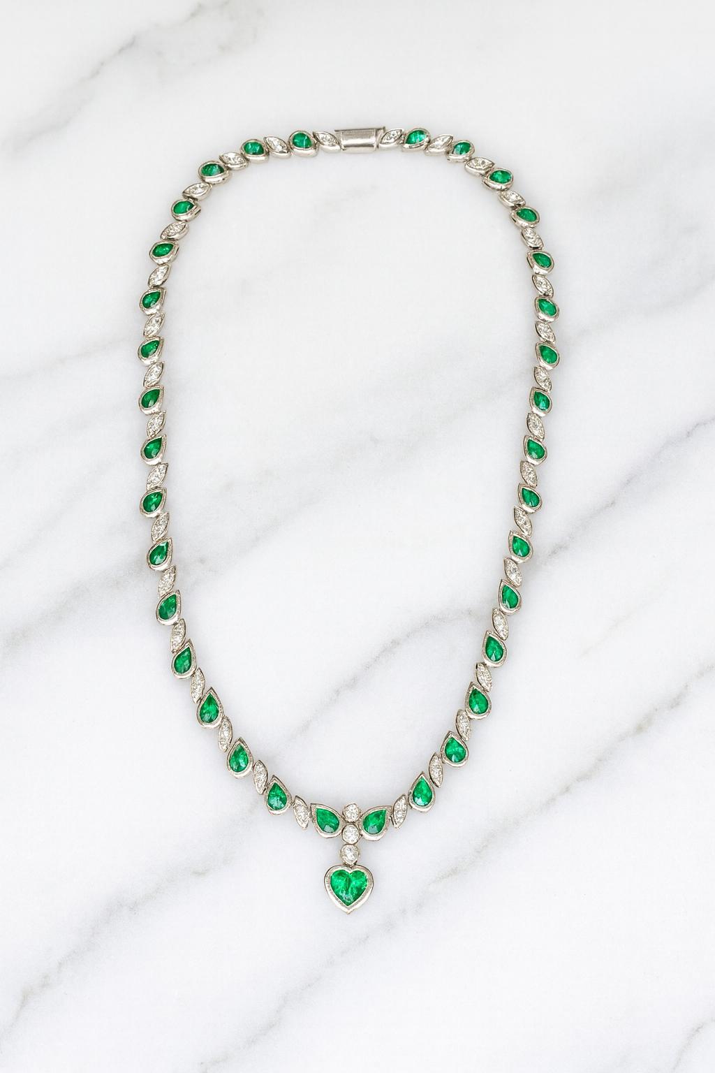 Contemporaneo Collana con diamanti smeraldo a forma di cuore 18k certificata GIA 33 carati in vendita