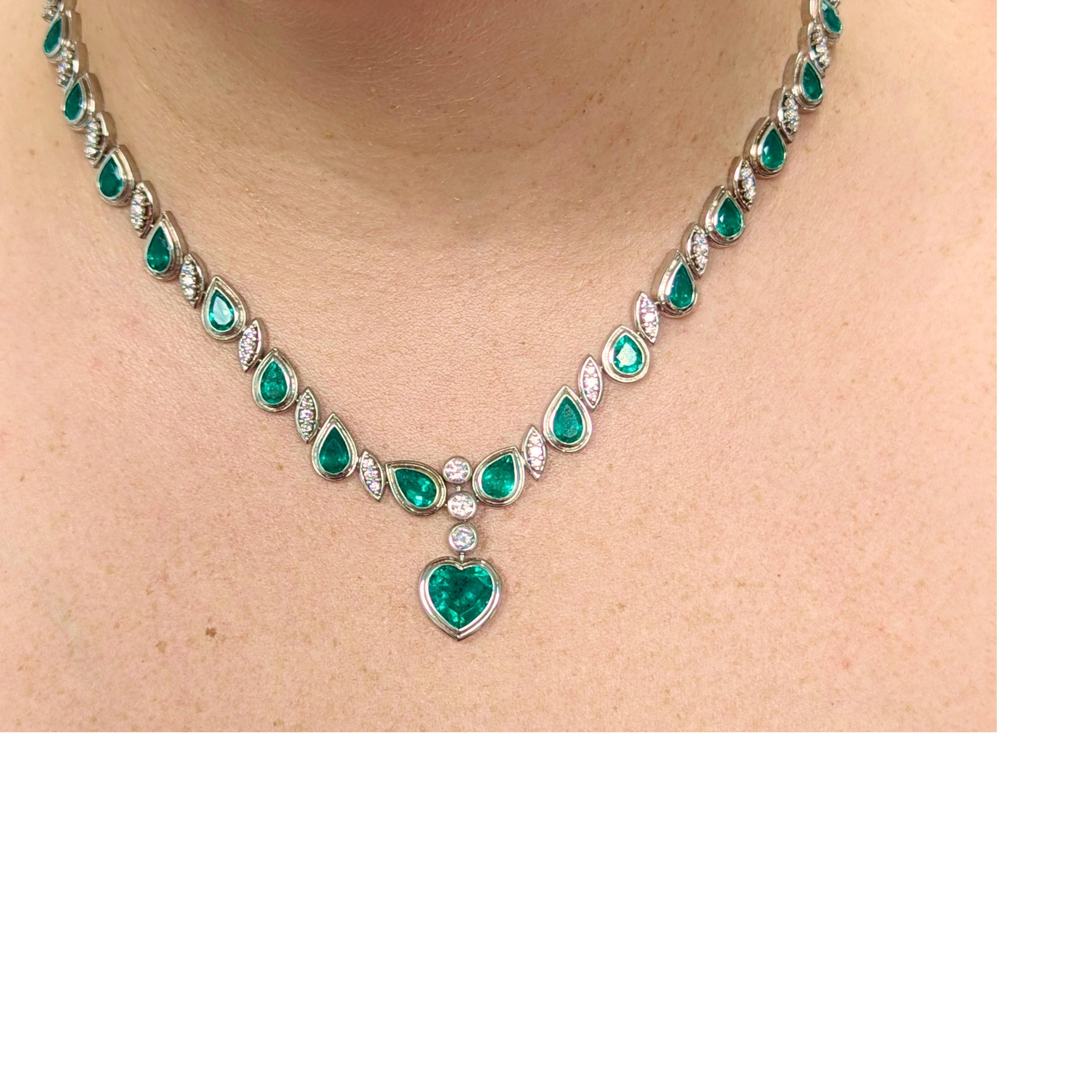 Collana con diamanti smeraldo a forma di cuore 18k certificata GIA 33 carati in vendita 2
