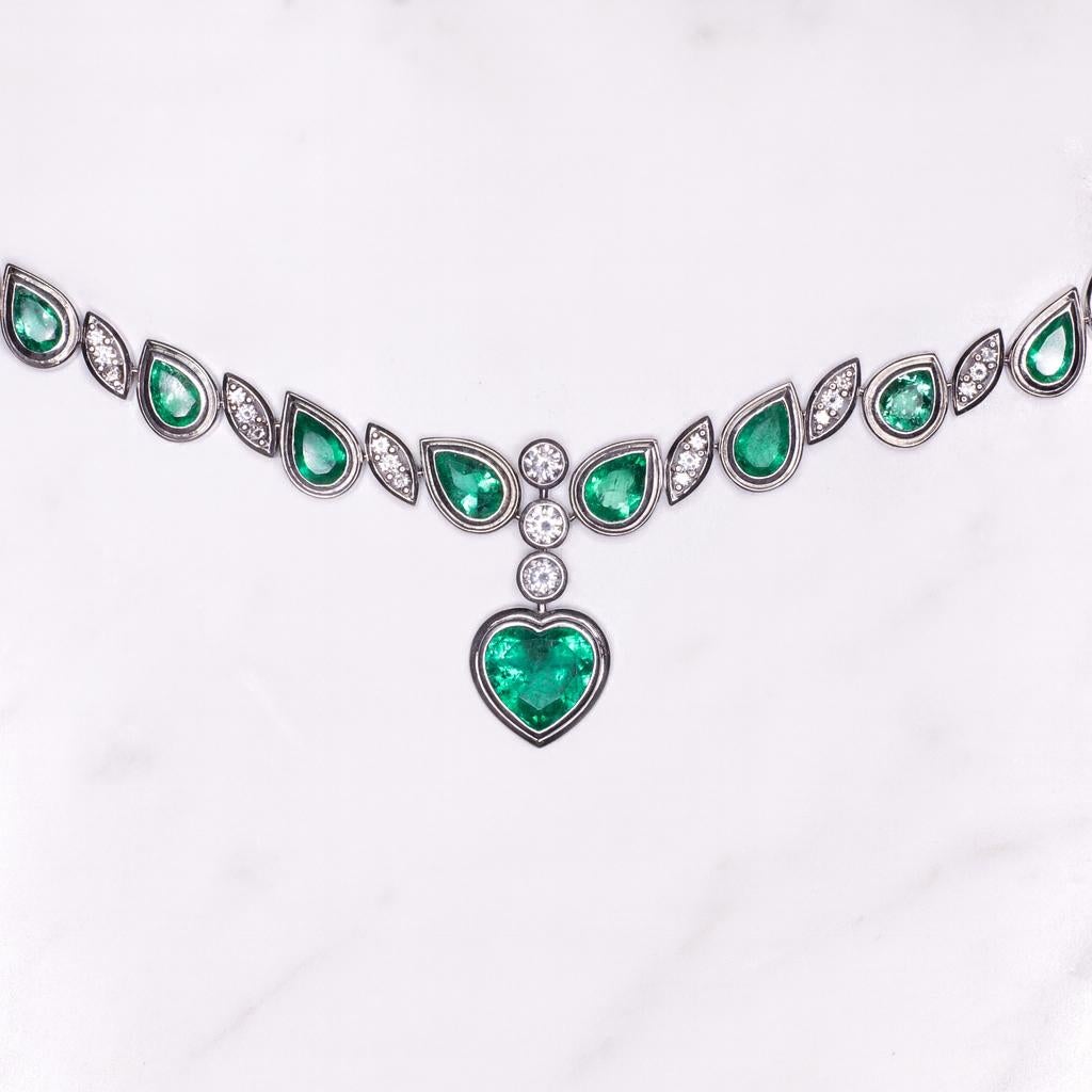 Cuore Collana con diamanti smeraldo a forma di cuore 18k certificata GIA 33 carati in vendita