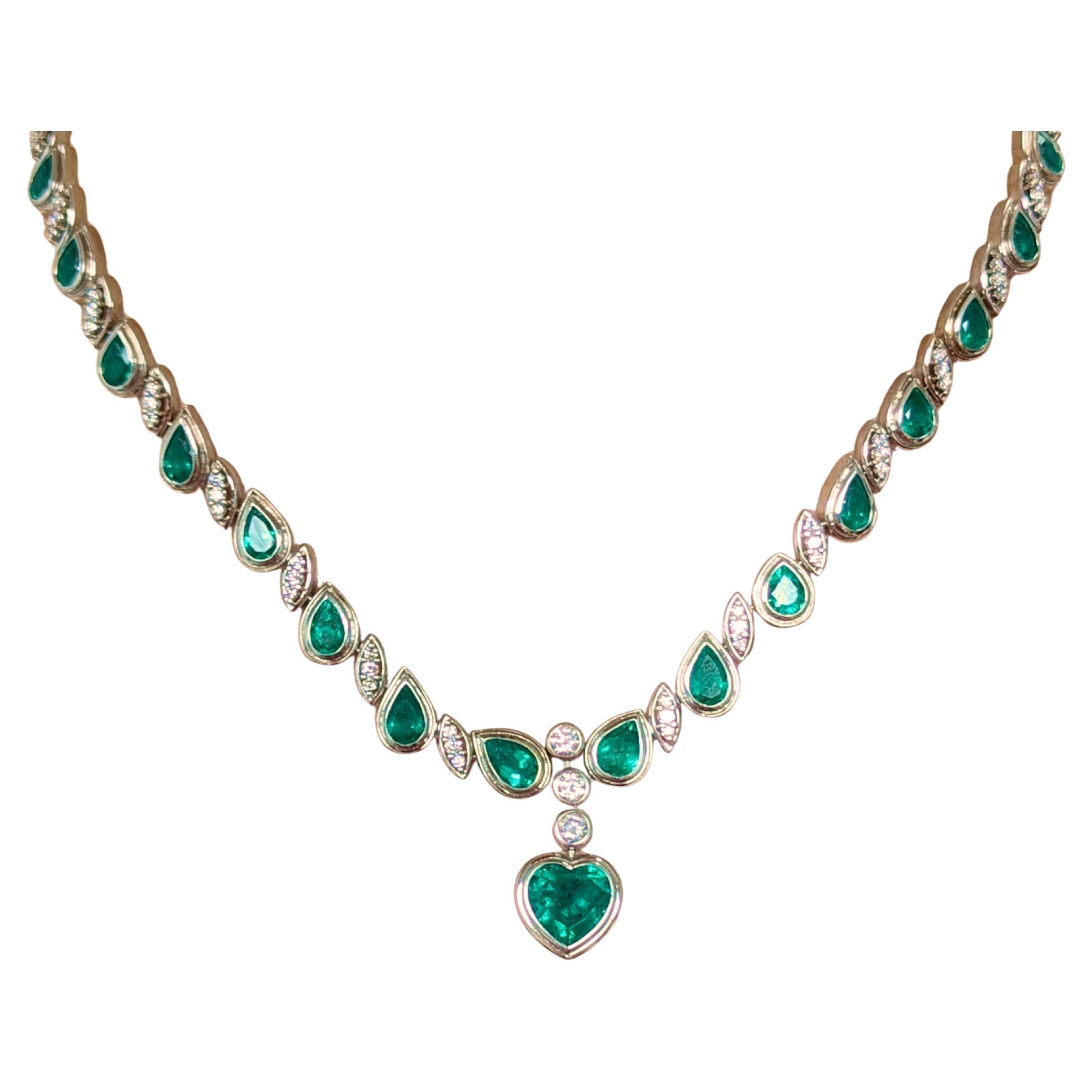 Contemporaneo Collana con diamanti smeraldo a forma di cuore 18k certificata GIA 33 carati in vendita
