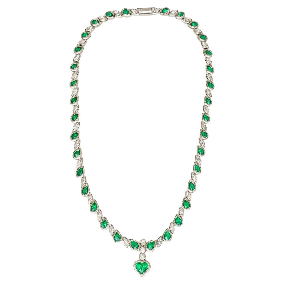 Collana con diamanti smeraldo a forma di cuore 18k certificata GIA 33 carati