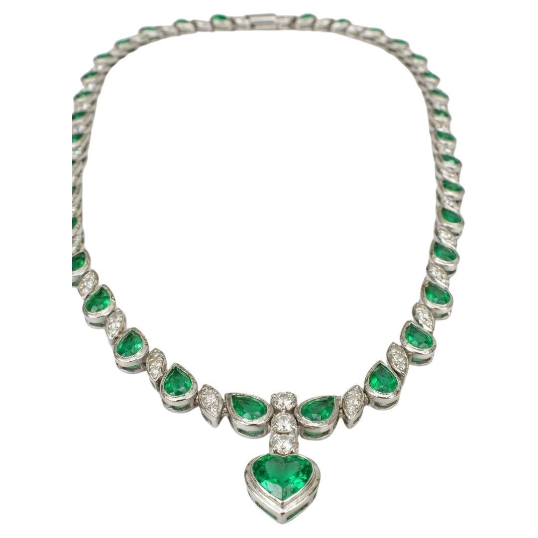 Collar de diamantes esmeralda de 18 quilates en forma de corazón con certificado GIA de 33 quilates en venta