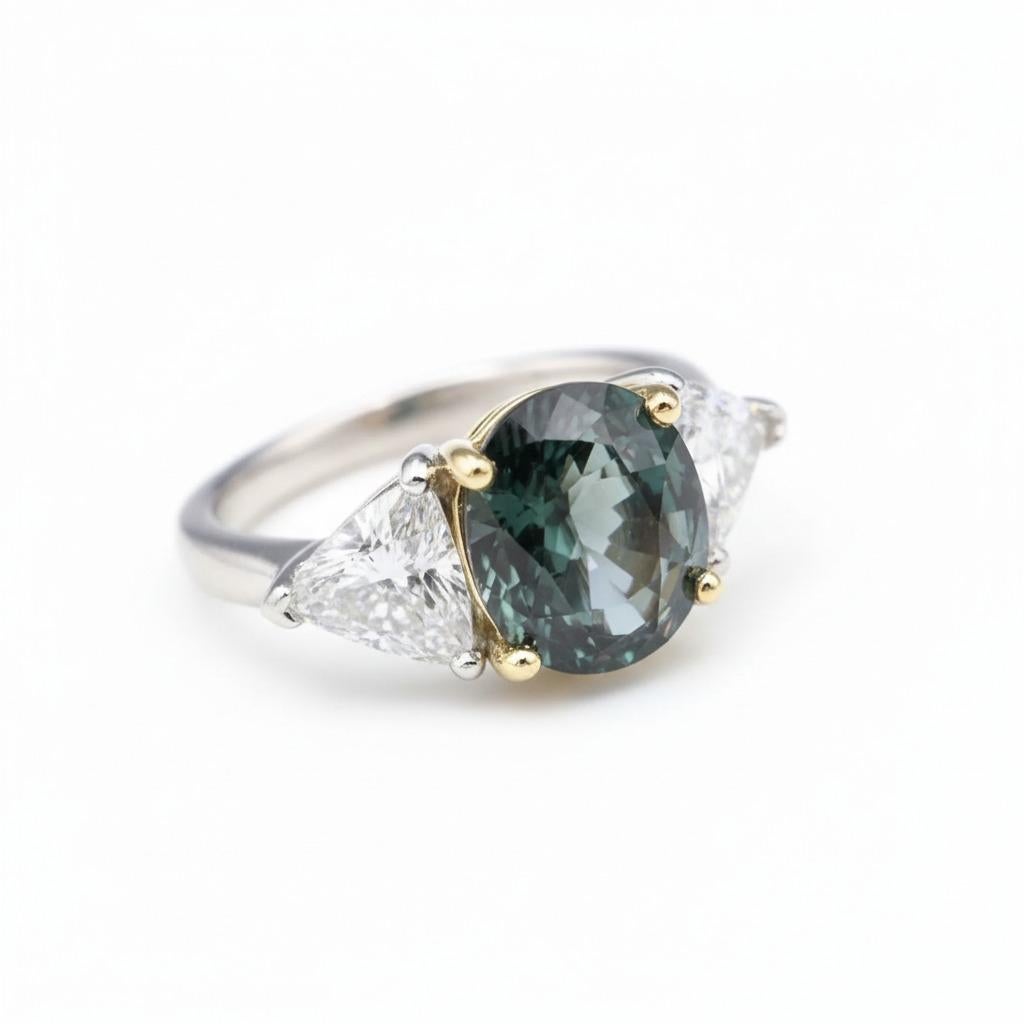 Taglio ovale GIA Certificato 3,31 Carati di Alessandrite Ovale e Diamante a Tre Pietre in Platino e 18K in vendita