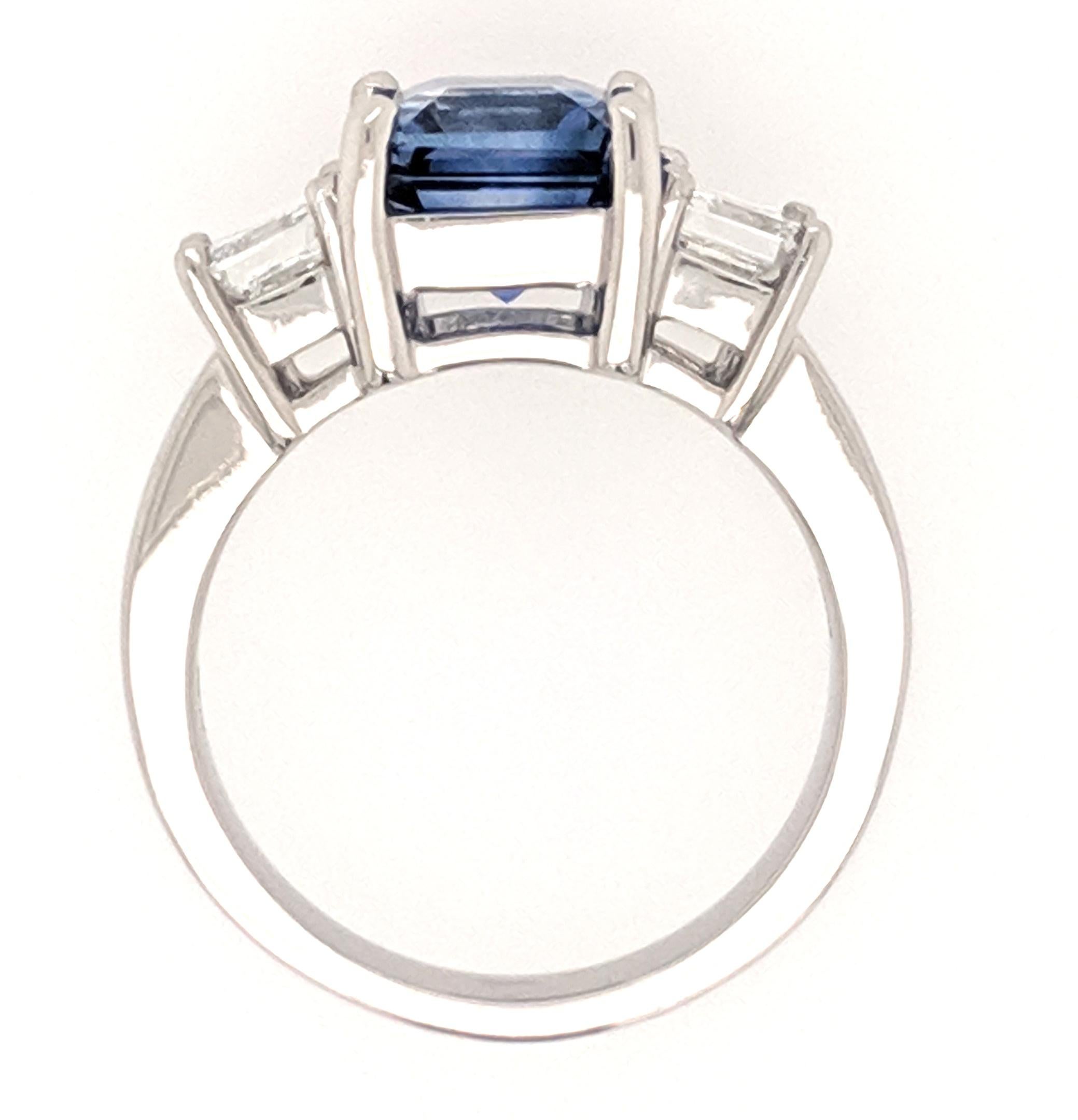GIA Certified 3.31 Carat Sapphire and Diamond 3-Stone Ring In New Condition In Greenville, DE