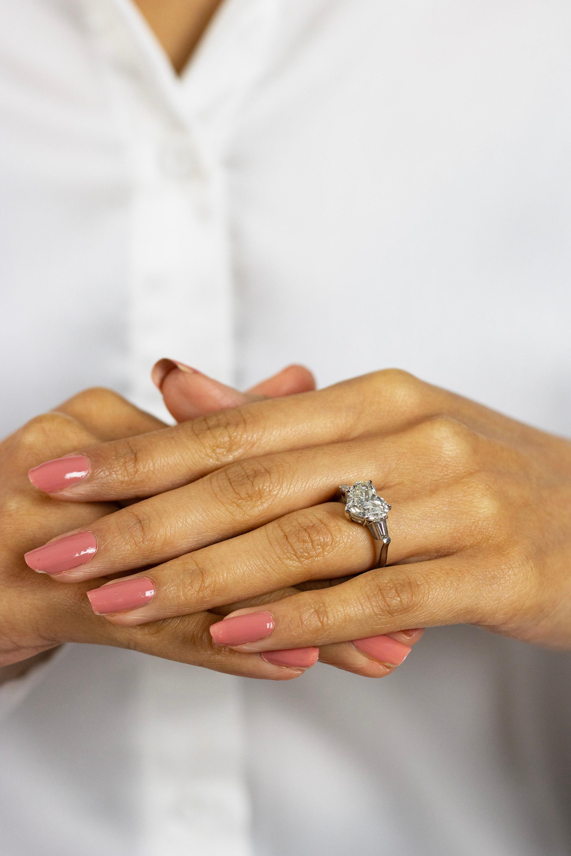 Contemporain GIA Certified 3.31 Carats Heart Shape Diamond Three-Stone Engagement Ring (bague de fiançailles à trois pierres) en vente