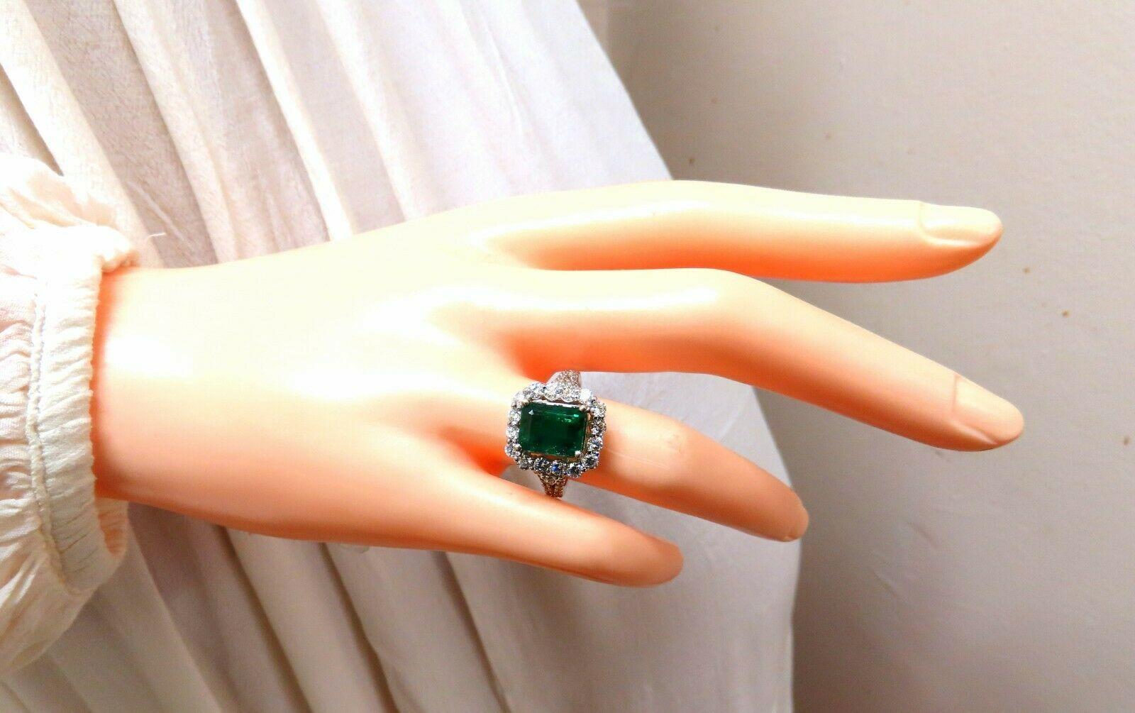 Women's or Men's GIA Certified 3.31 Carat Natural Emerald Diamonds Ring 14 Karat 'F1' For Sale