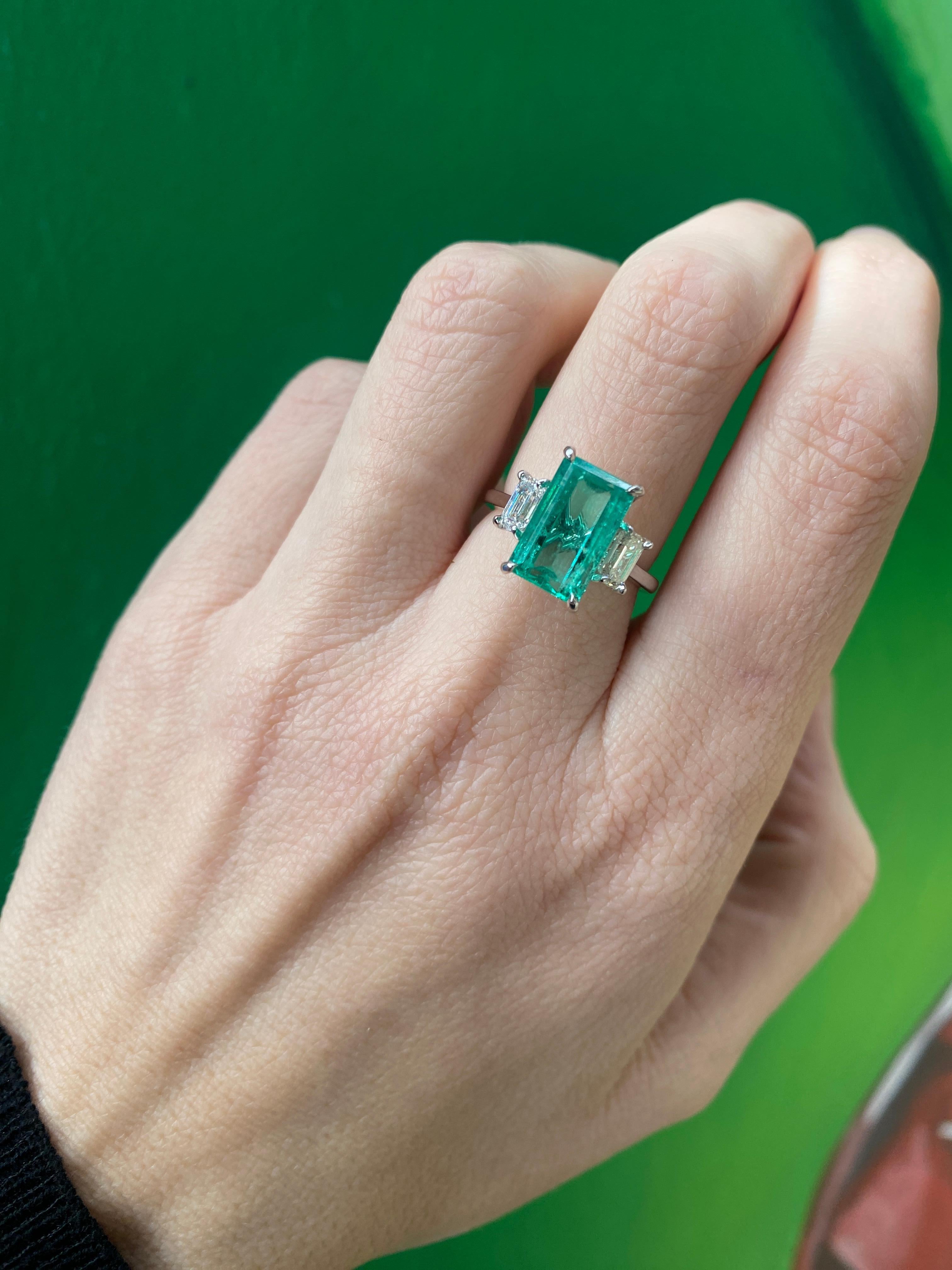 GIA-zertifizierter 3,32 Karat achteckiger kolumbianischer Smaragd & Diamantring mit Stufenschliff  im Angebot 8